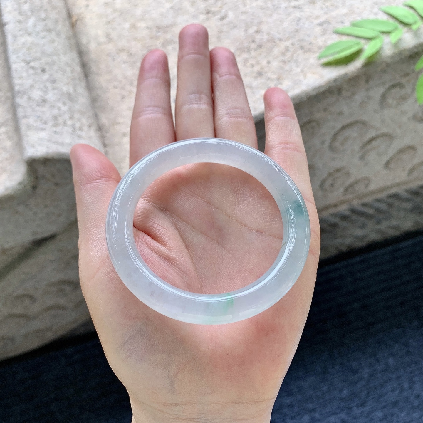 圆条55 56，圈口51/8.8/9，编码B2071762，描述：糯冰飘绿，水润，种老，细腻，有棉絮
