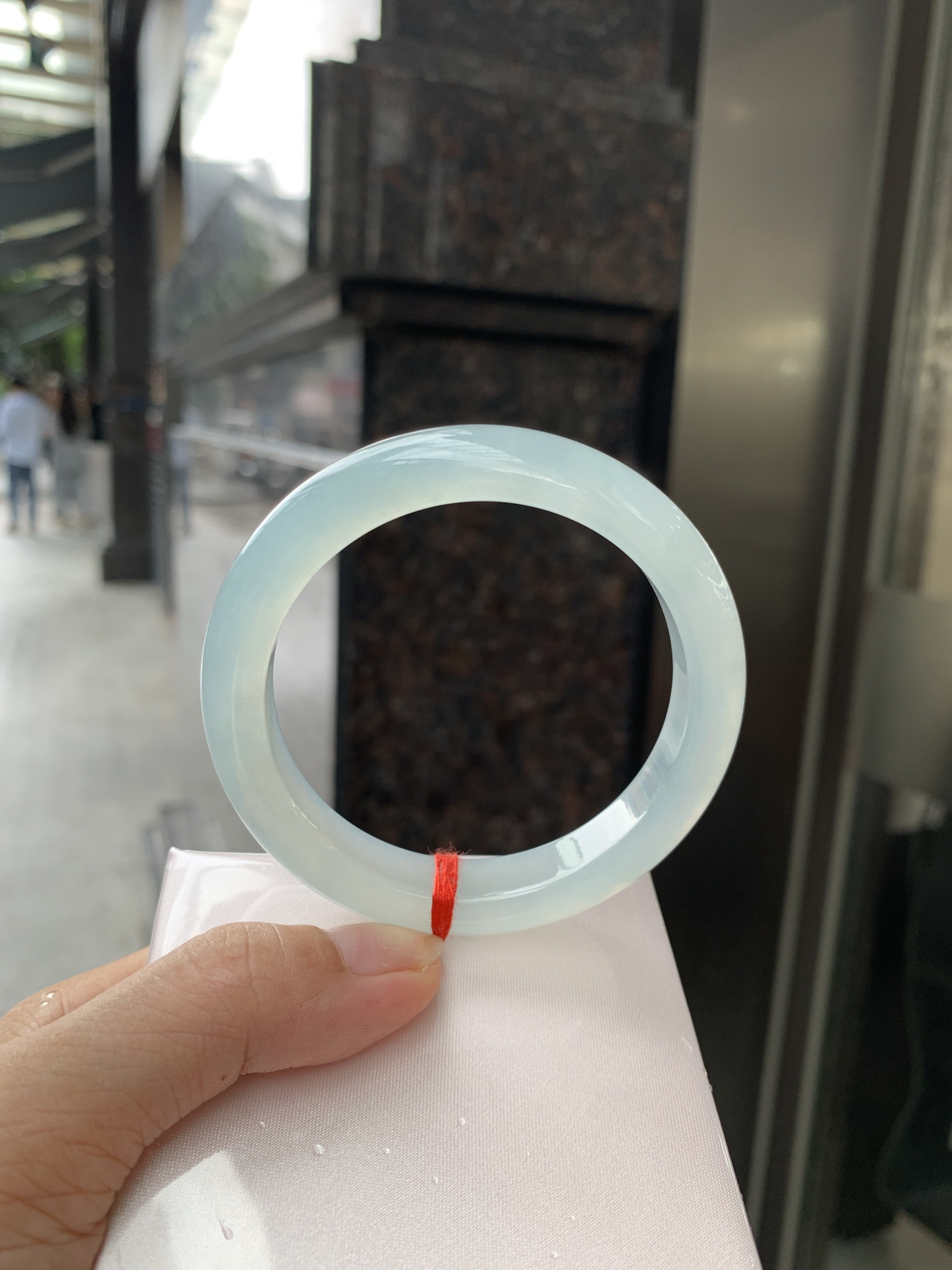 冰蓝正圈,56.3-8.1-10.9,0801-N1281-1,打灯细纹，底妆胶润细腻，千变万化的冰晴蓝底色，拥有海的颜色，却散发着星空的光芒，这是一只来自冰川蓝的清冷气质仙女镯。