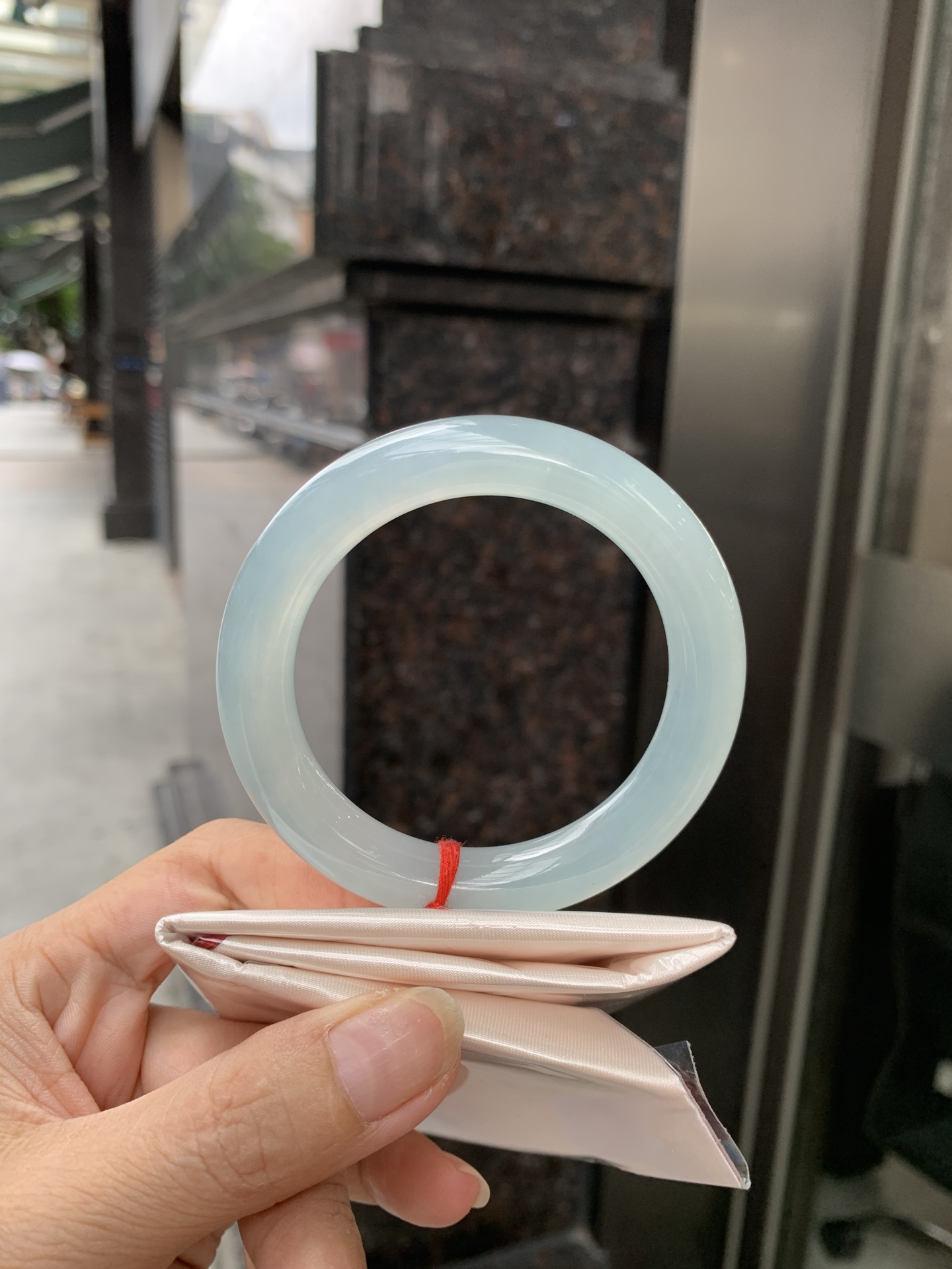 冰蓝圆条，0801-N1261，无裂，底妆胶润细腻，千变万化的冰晴蓝底色，拥有海的颜色，却散发着星空的光芒，这是一只来自冰川蓝的清冷气质仙女镯。
