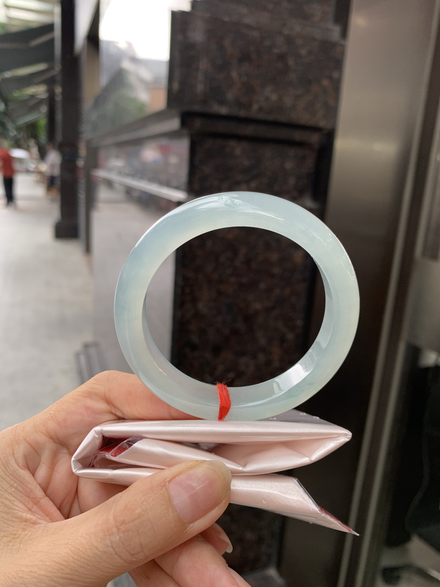 冰蓝飘花正圈, 0801-N1281-2, 无裂，底妆冰润细腻，碎花灵动像是被风吹散的蓝墨水，恰似春夜星河落入腕间🪸