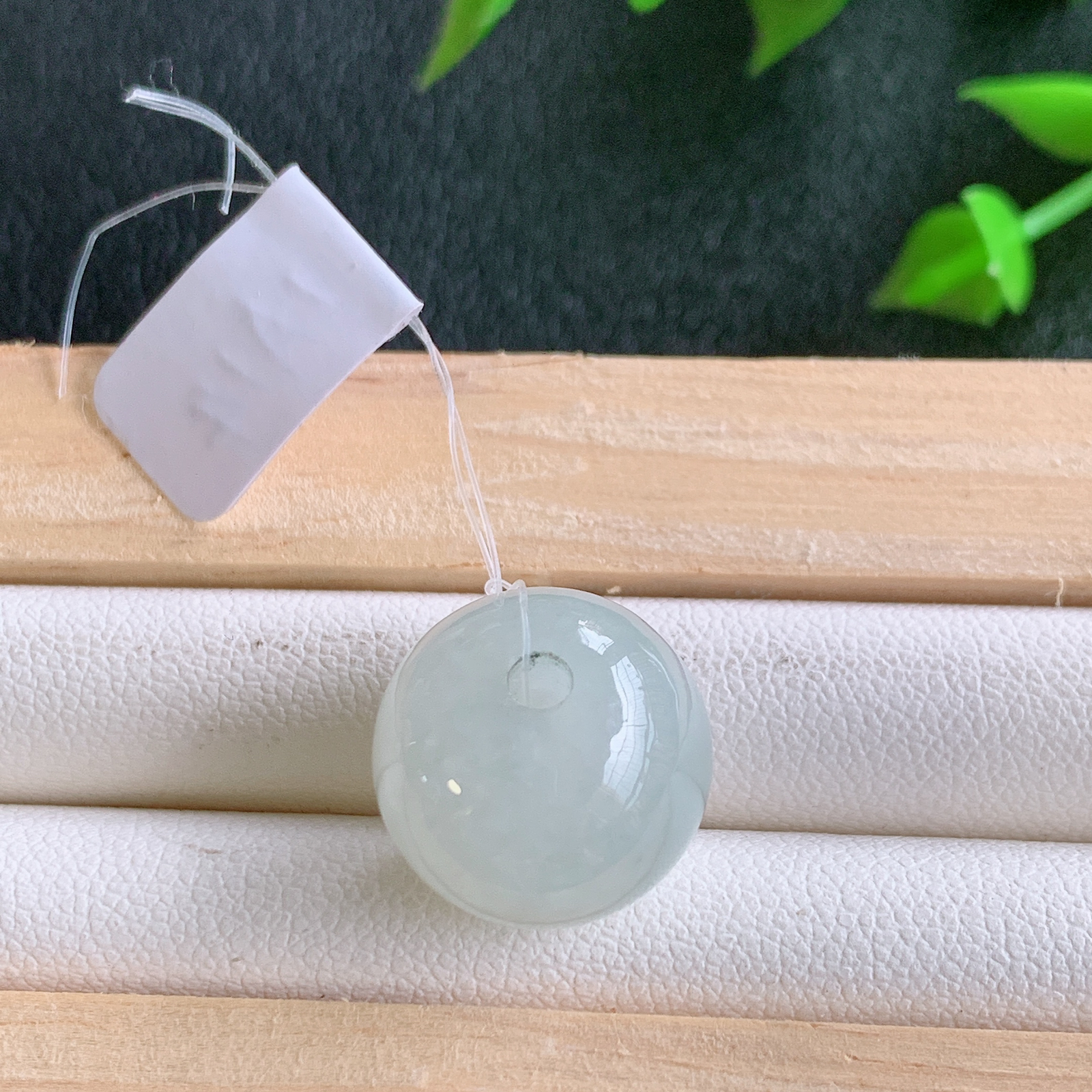 冰润转运珠翡翠吊坠，寓意“时来运转，财源滚滚” 寓意佳，紫气东来，颜色清爽，无纹裂，佩戴效果优雅迷人！性价比超值！W49.31 尺寸：14-12.2mm