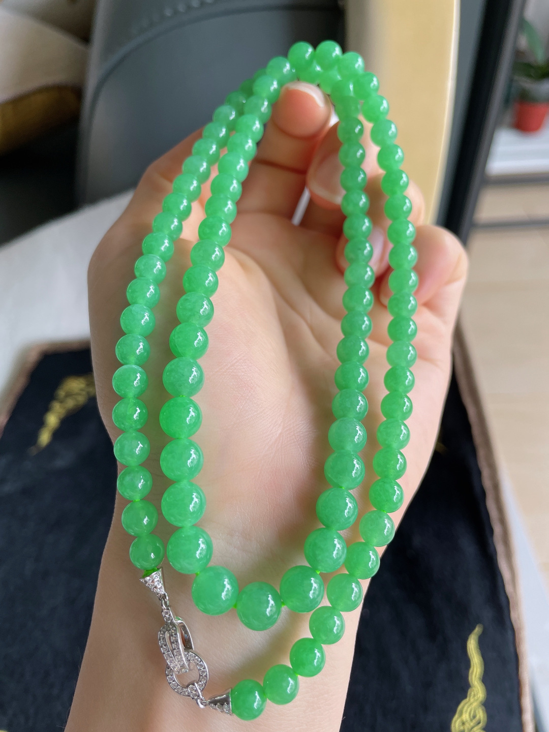 ️，缅甸天然翡翠A货，冰满绿珠链，尺寸：6.3-7.3mm90颗。【编1390】
