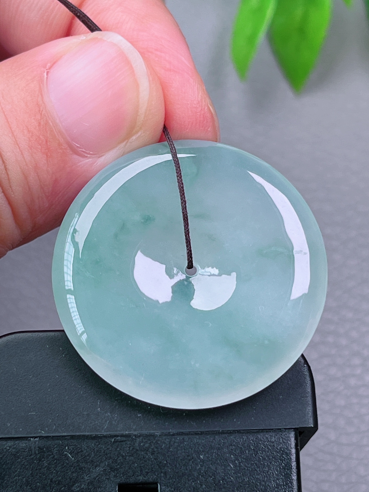 冰种平安扣，无裂，油洁，冰透水润，起荧光，尺寸：32.7-5.3