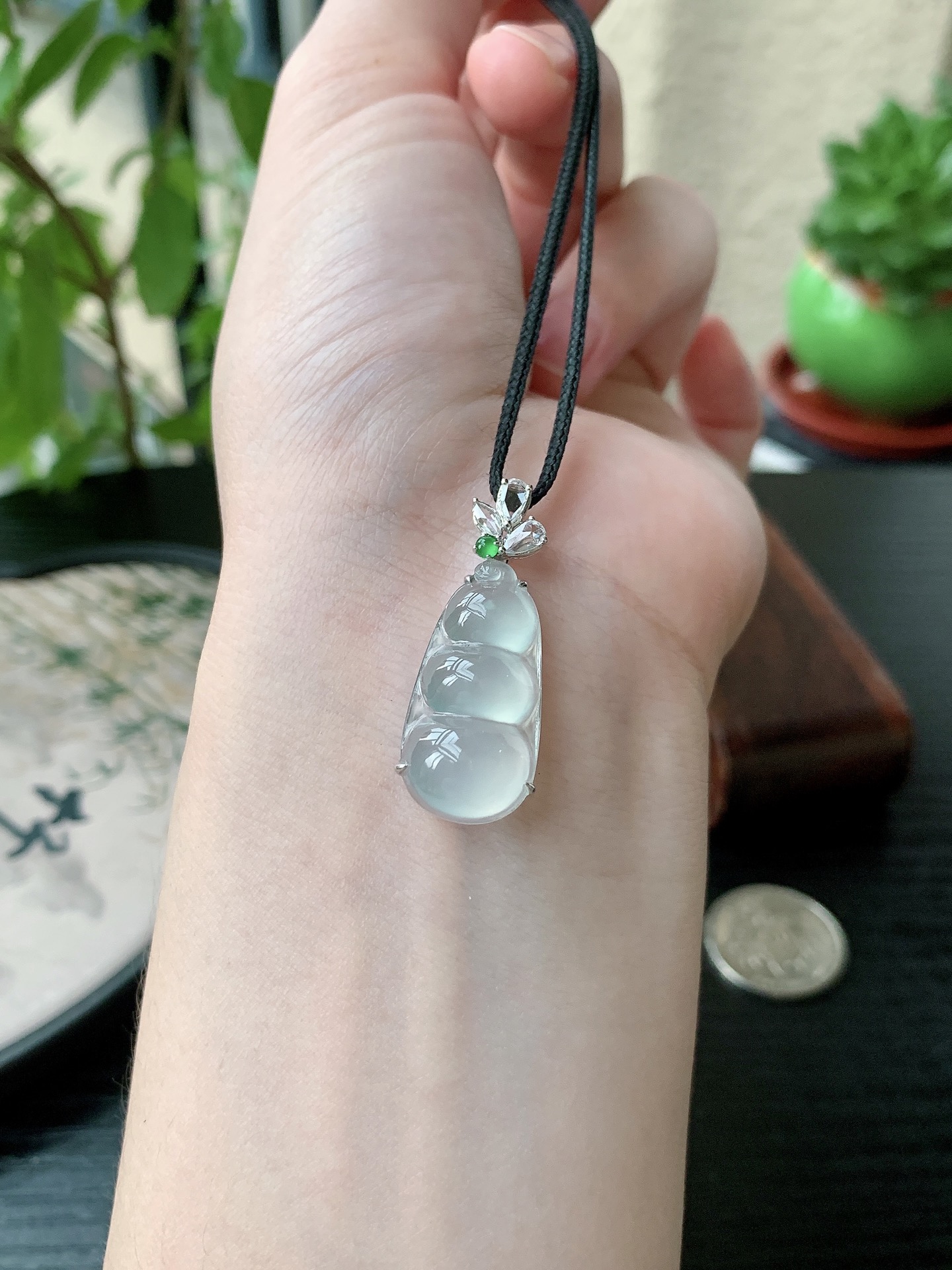 18k金镶嵌老坑冰种胶感白月光起刚福豆吊坠，裸石尺寸:24.2-13-6mm