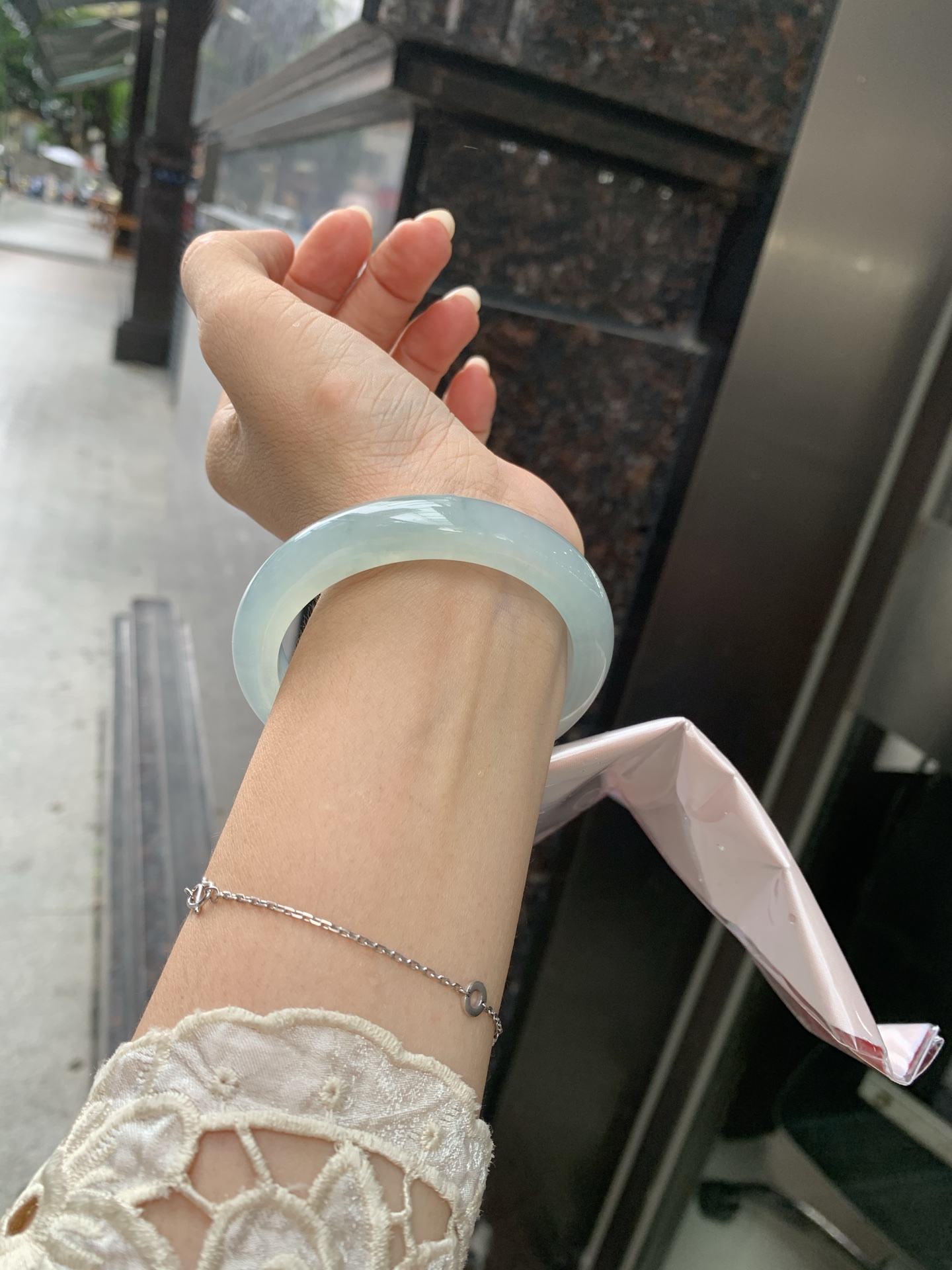 冰蓝飘花正圈, 0801-N1281-2, 无裂，底妆冰润细腻，碎花灵动像是被风吹散的蓝墨水，恰似春夜星河落入腕间🪸