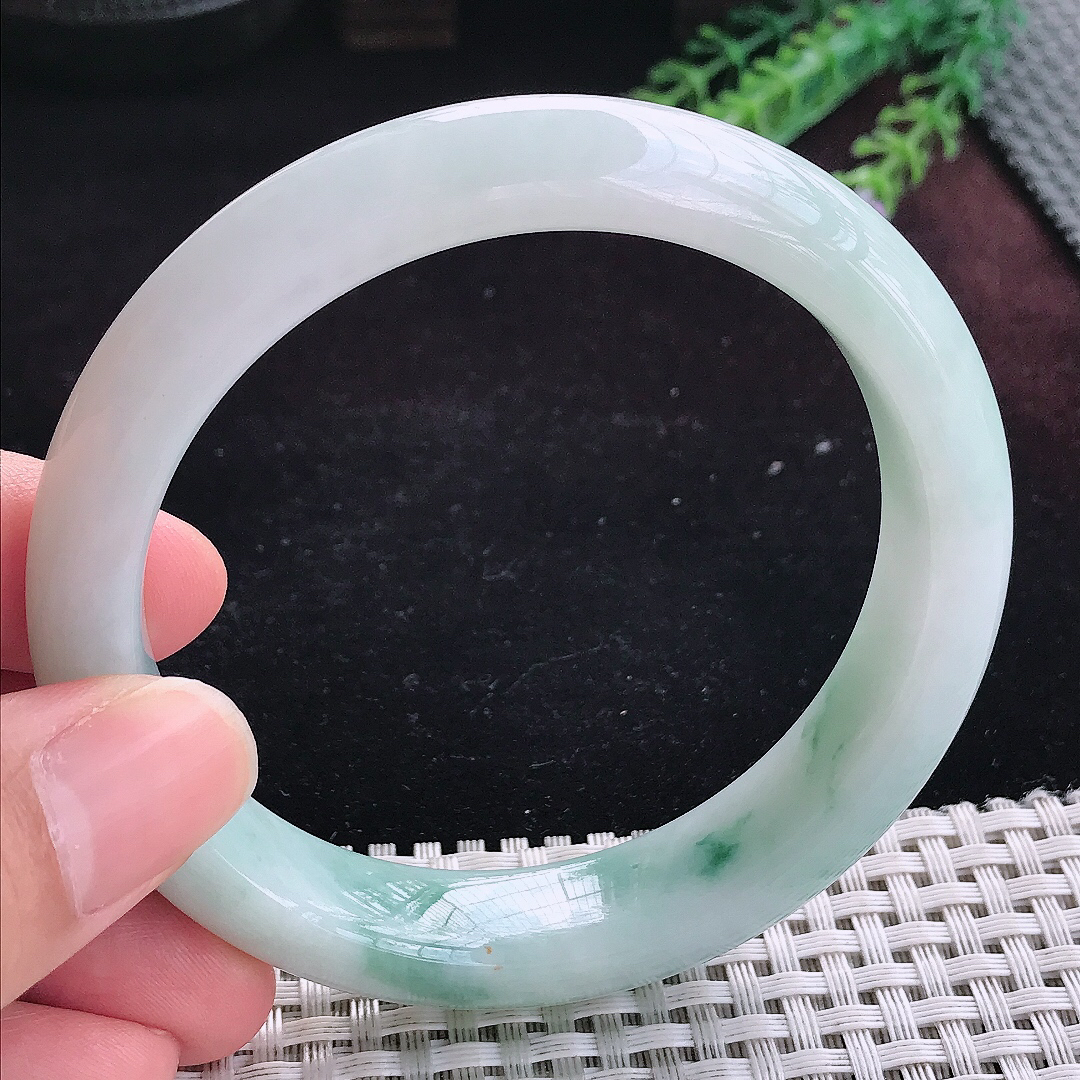 实拍A货翡翠60.5/13.8/9.3大圈口精美温润飘花手镯宽边玉镯平安镯百搭