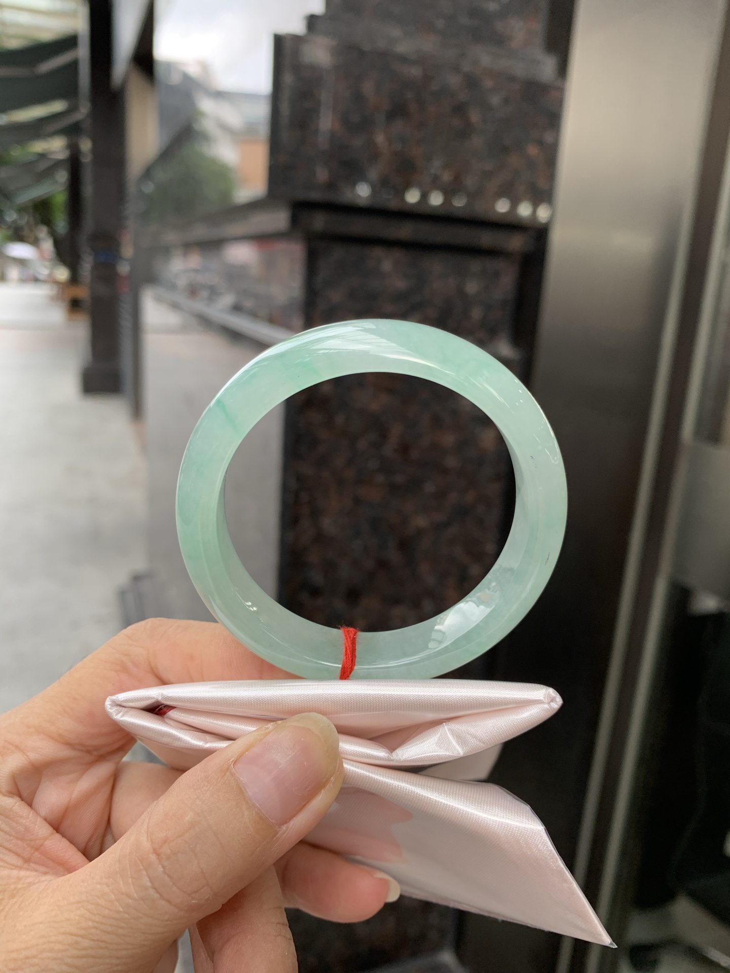 冰晴飘绿正圈,51.8-7.1-12,0801-SJ-131,无裂,底妆水润细腻，满圈晴绿底色飘绿花，鲜艳得像新冒头的嫩芽，灵动清新，即柔和又充满生机
