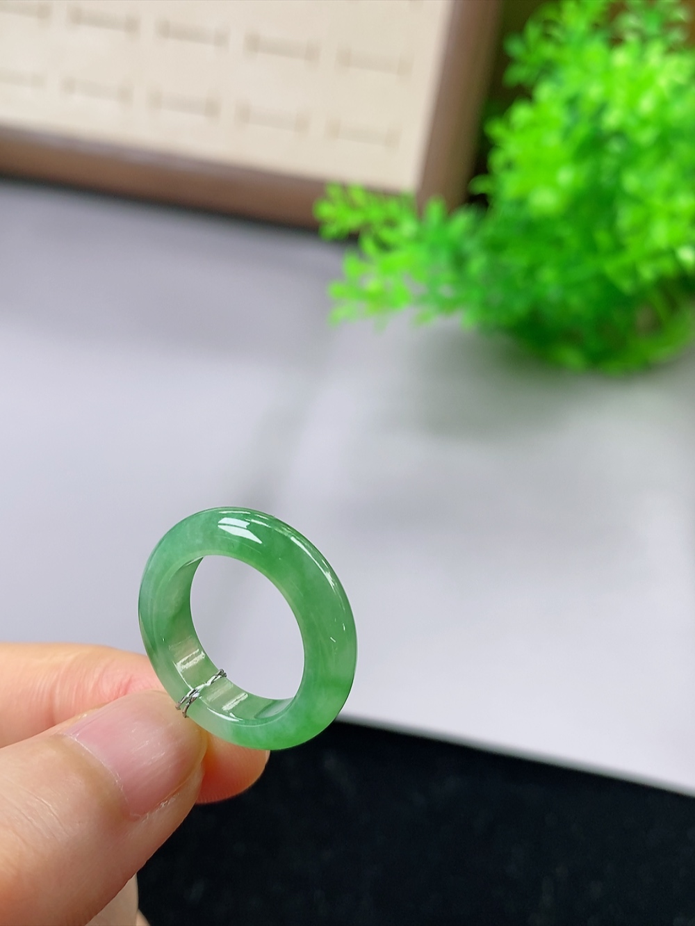 冰飘绿戒指，无裂，内径尺寸16.2-5.3-3.8mm,11号手寸，731tggx
