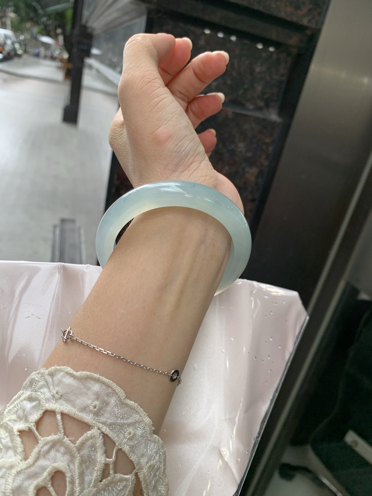 冰蓝飘花正圈, 0801-N1281-2, 无裂，底妆冰润细腻，碎花灵动像是被风吹散的蓝墨水，恰似春夜星河落入腕间🪸