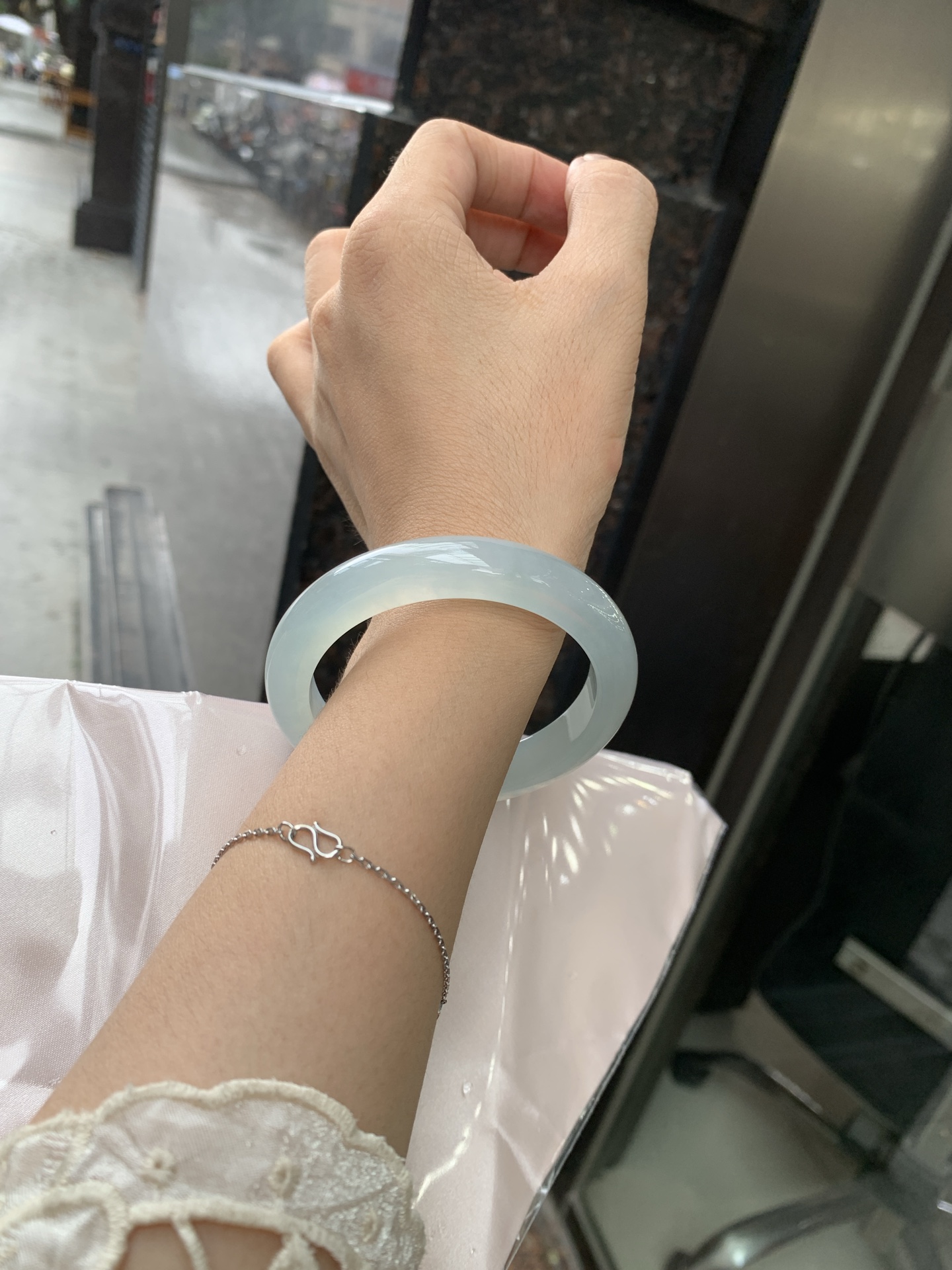 冰蓝正圈,56.3-8.1-10.9,0801-N1281-1,打灯细纹，底妆胶润细腻，千变万化的冰晴蓝底色，拥有海的颜色，却散发着星空的光芒，这是一只来自冰川蓝的清冷气质仙女镯。