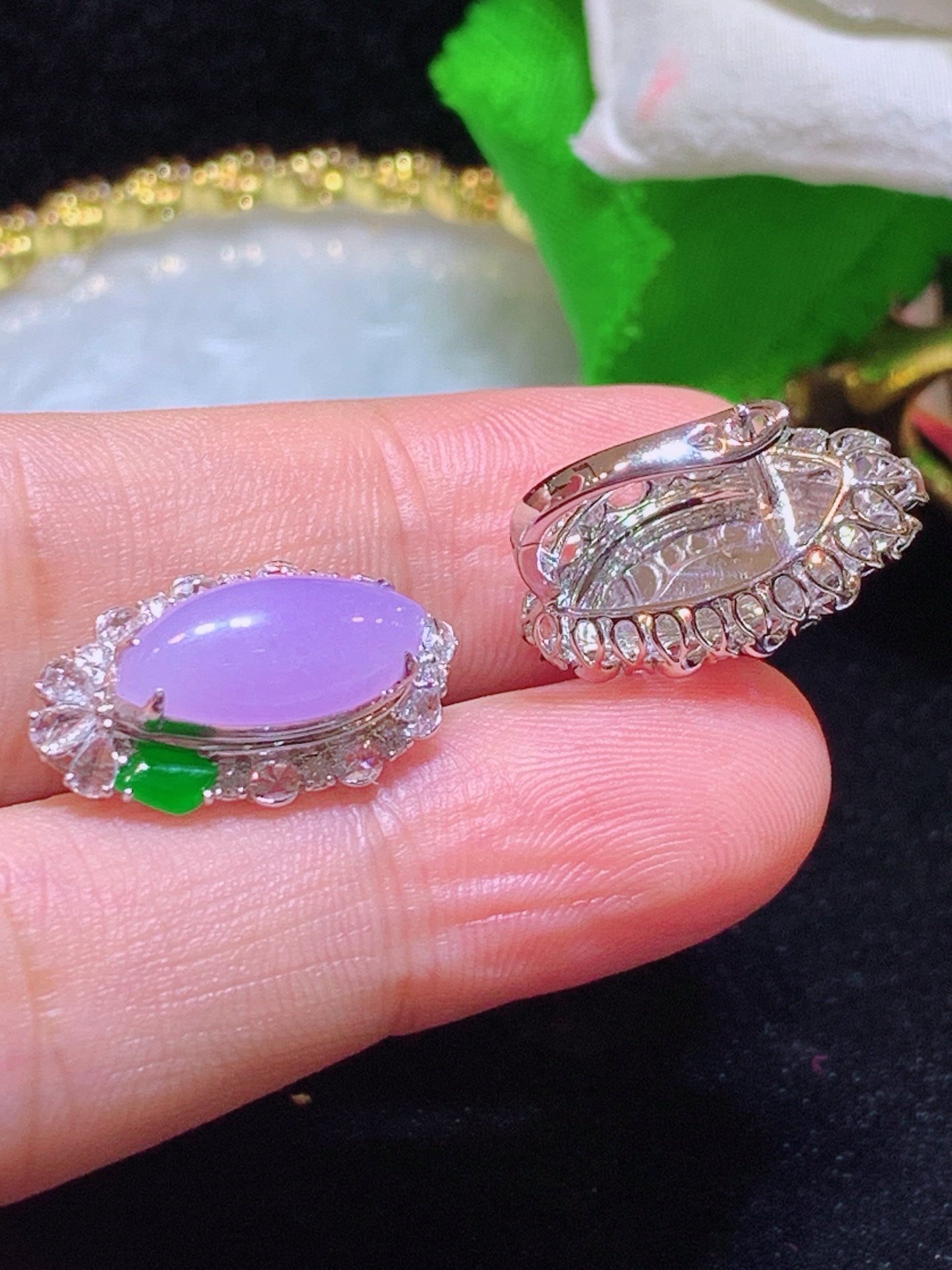 翡翠A货 随行耳钉 18k金镶嵌，冰润细腻，佩戴效果出众，20.3-12-9.6