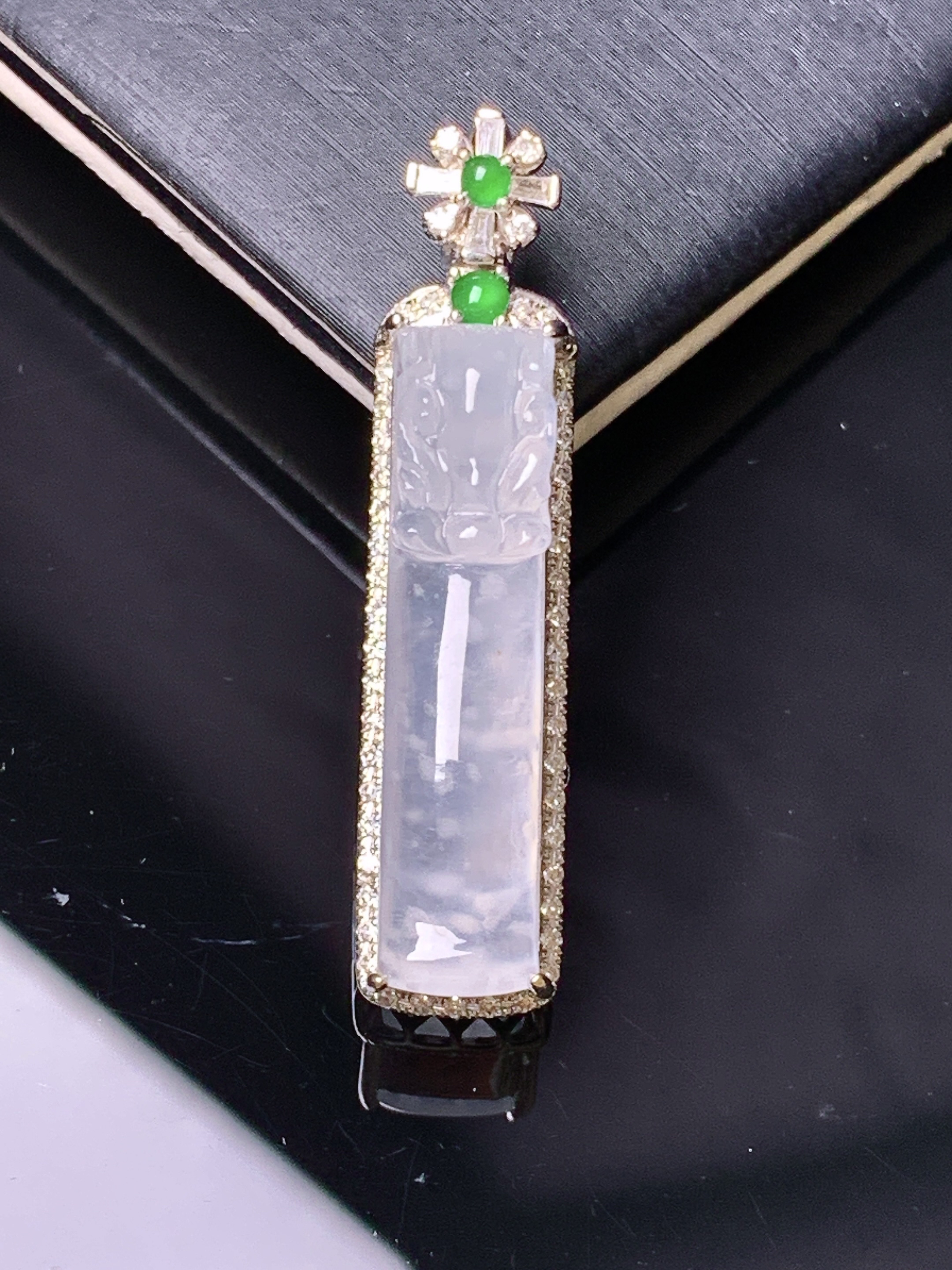 18k金钻镶嵌冰种貔貅吊坠 玉质细腻 色泽艳丽清新 水润亮眼 整体尺寸34.7*8*9.2 y9