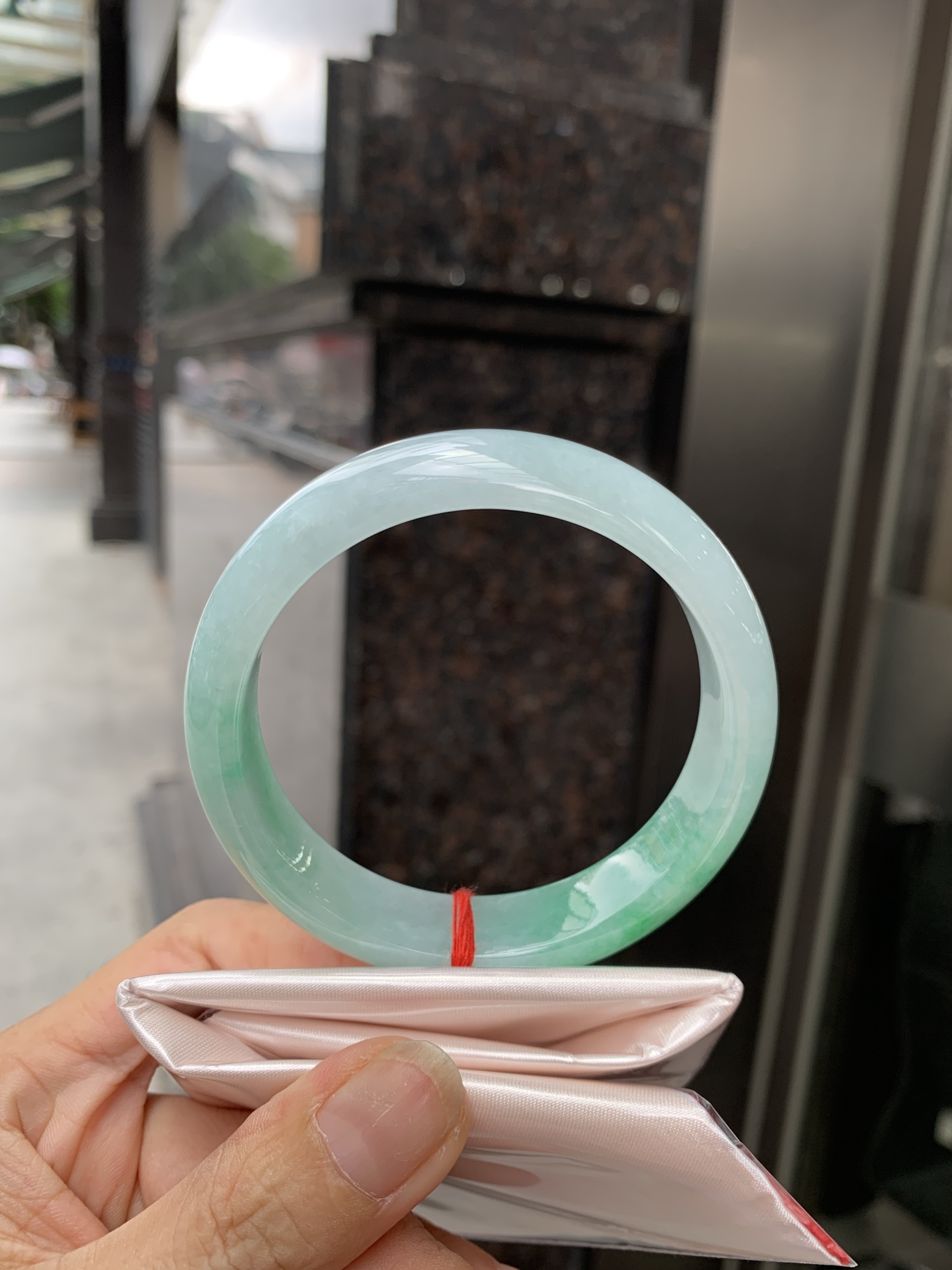 白底青宽版正圈, 打灯细纹，底妆水润，几抹绿花飘舞，清新动人，更显灵动，有生命力。