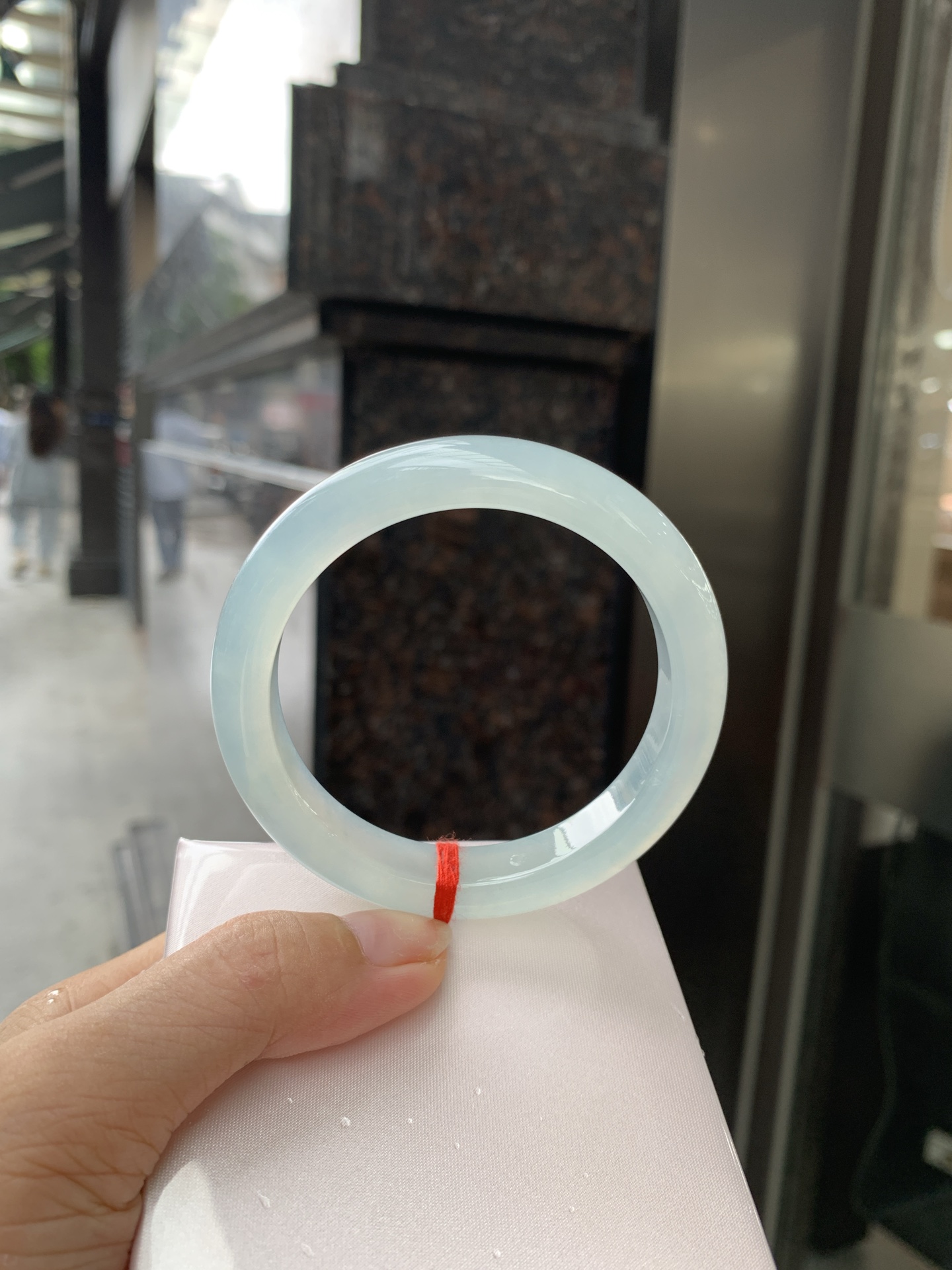 冰蓝正圈,56.3-8.1-10.9,0801-N1281-1,打灯细纹，底妆胶润细腻，千变万化的冰晴蓝底色，拥有海的颜色，却散发着星空的光芒，这是一只来自冰川蓝的清冷气质仙女镯。