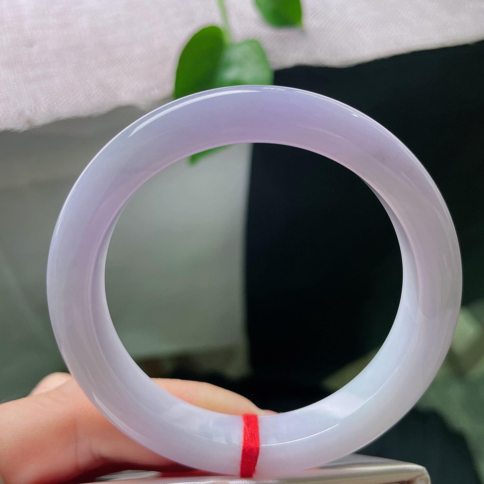 56/11.1/8.4，紫罗兰正圈，像是把暮色揉碎了，戴在手上，连心跳都变温柔。皮纹，ss56870