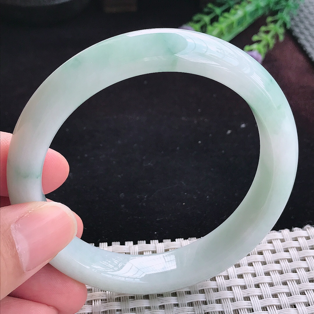 实拍A货翡翠60.5/13.8/9.3大圈口精美温润飘花手镯宽边玉镯平安镯百搭