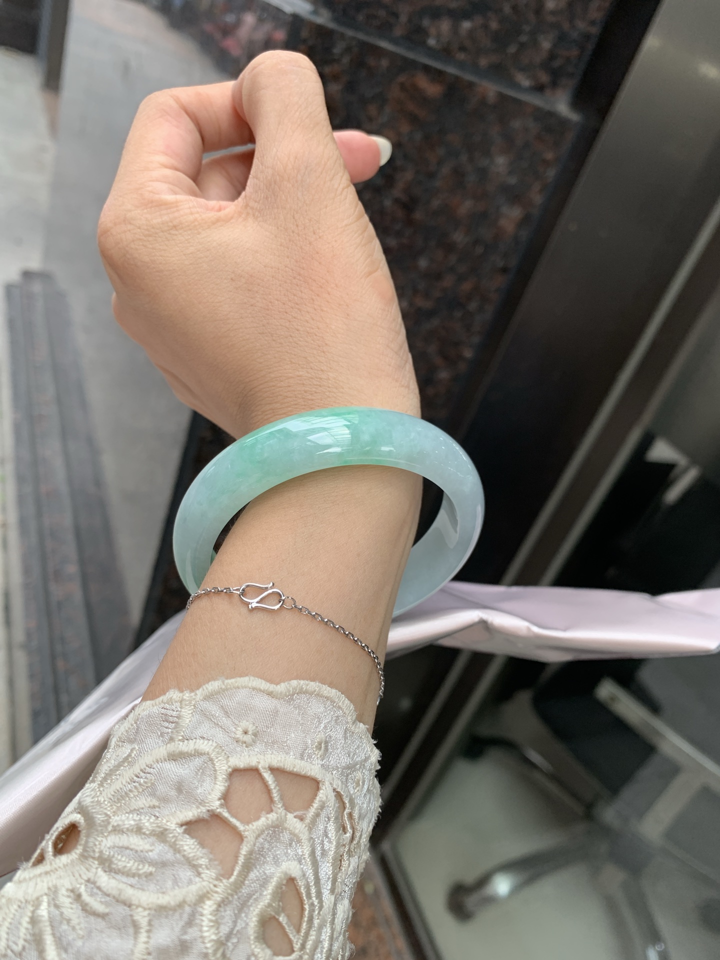 白底青宽版正圈, 打灯细纹，底妆水润，几抹绿花飘舞，清新动人，更显灵动，有生命力。