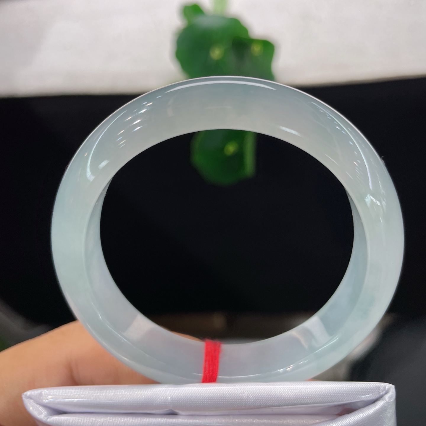 圈口53/12/7.5，白冰起胶正圈，52/53可戴，仿若云栖清渊，质地冰透。泛着淡淡的冰润。无裂。