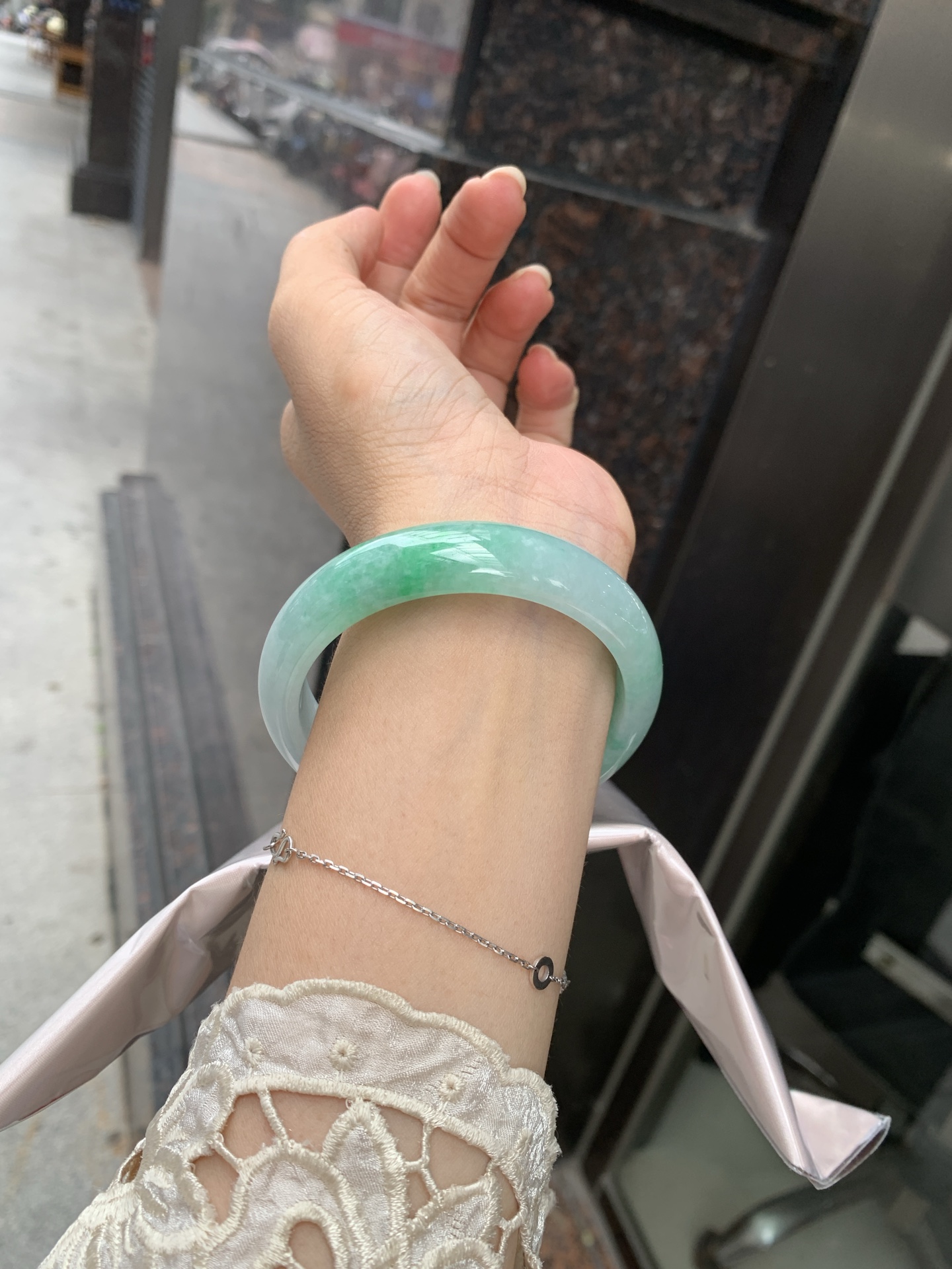 白底青宽版正圈, 打灯细纹，底妆水润，几抹绿花飘舞，清新动人，更显灵动，有生命力。
