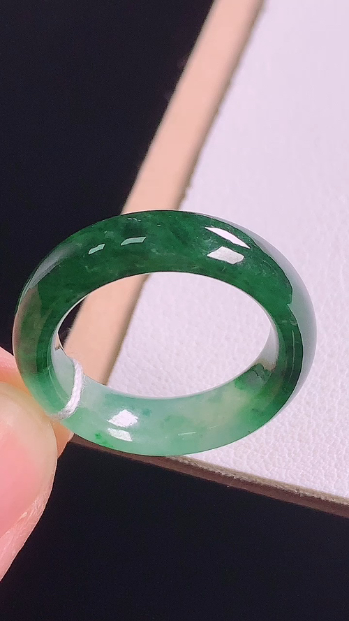 冰飘绿指环，无裂，尺寸:圈口17/17.8-6.2-3.6mm 28