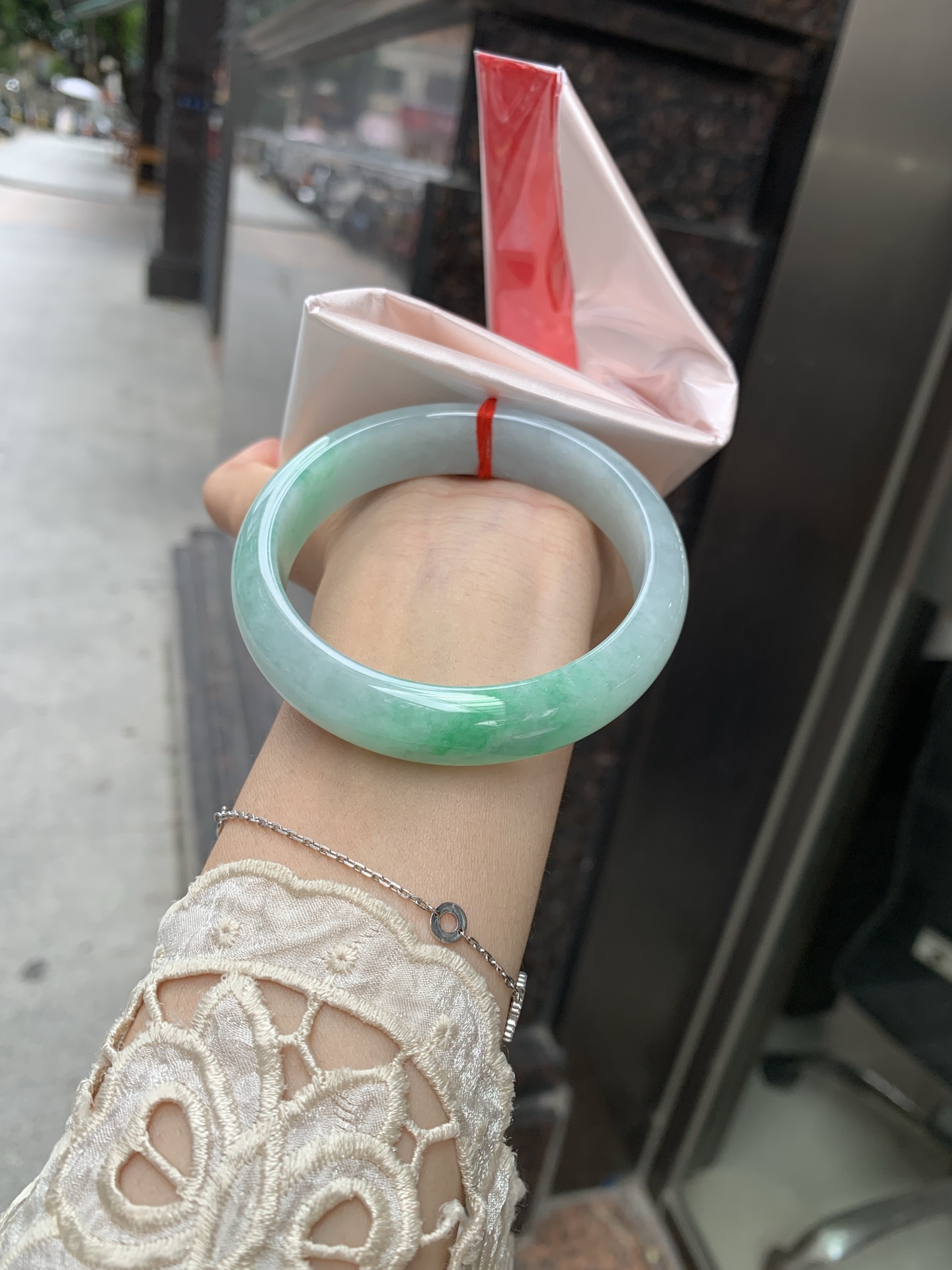 白底青宽版正圈, 打灯细纹，底妆水润，几抹绿花飘舞，清新动人，更显灵动，有生命力。