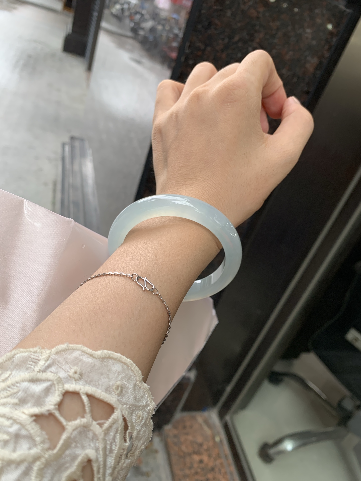 冰蓝正圈,56.3-8.1-10.9,0801-N1281-1,打灯细纹，底妆胶润细腻，千变万化的冰晴蓝底色，拥有海的颜色，却散发着星空的光芒，这是一只来自冰川蓝的清冷气质仙女镯。