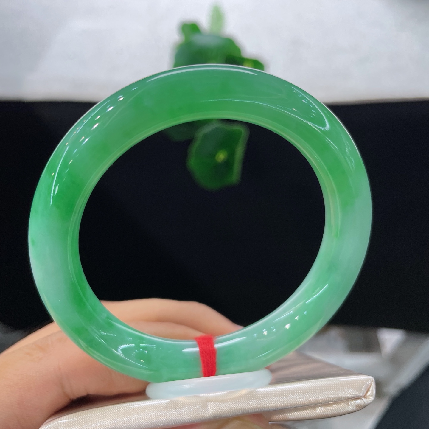 圈口54.8/10.8/9.8，满绿圆条，正圈56/57可戴，仿若春潭漾翠，质地澄澈。满圈鲜翠温润交融，色泽浓艳。无裂。