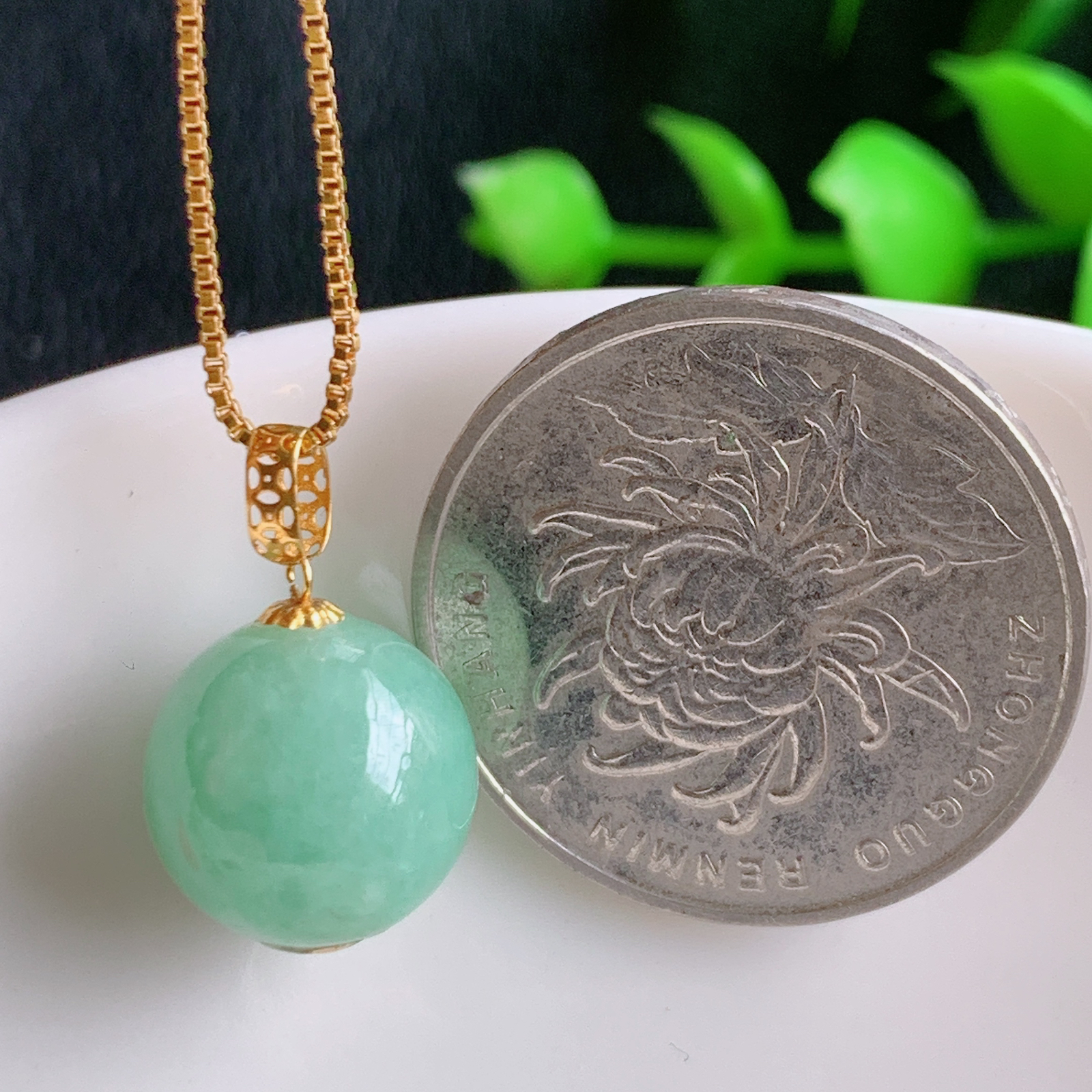 冰润满绿转运珠翡翠吊坠，寓意“时来运转，财源滚滚” 寓意佳，颜色清爽，18k金特色扣头，无纹裂，佩戴效果优雅迷人！性价比超值！W415.31  整体尺寸：19-12.2mm   裸石尺寸：12.2mm