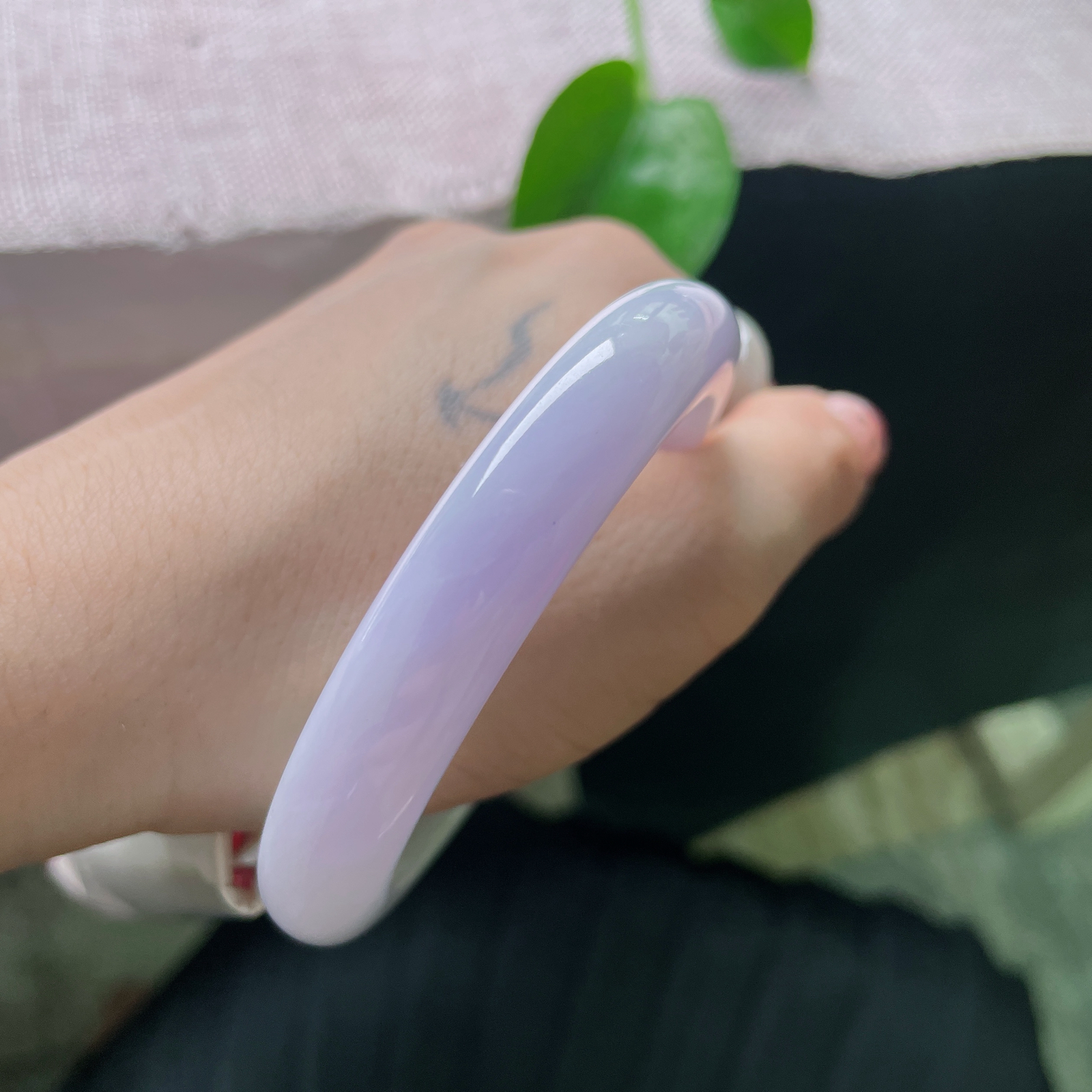 56/11.1/8.4，紫罗兰正圈，像是把暮色揉碎了，戴在手上，连心跳都变温柔。皮纹，ss56870a