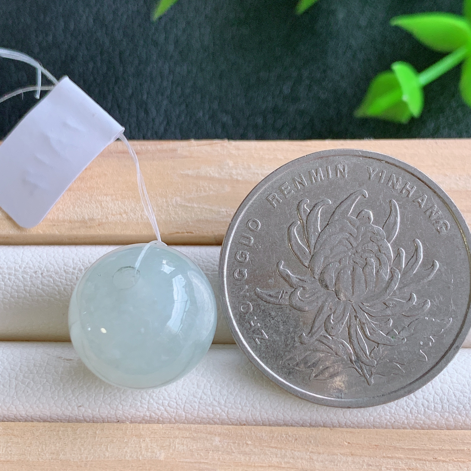 冰润转运珠翡翠吊坠，寓意“时来运转，财源滚滚” 寓意佳，紫气东来，颜色清爽，无纹裂，佩戴效果优雅迷人！性价比超值！W49.31 尺寸：14-12.2mm