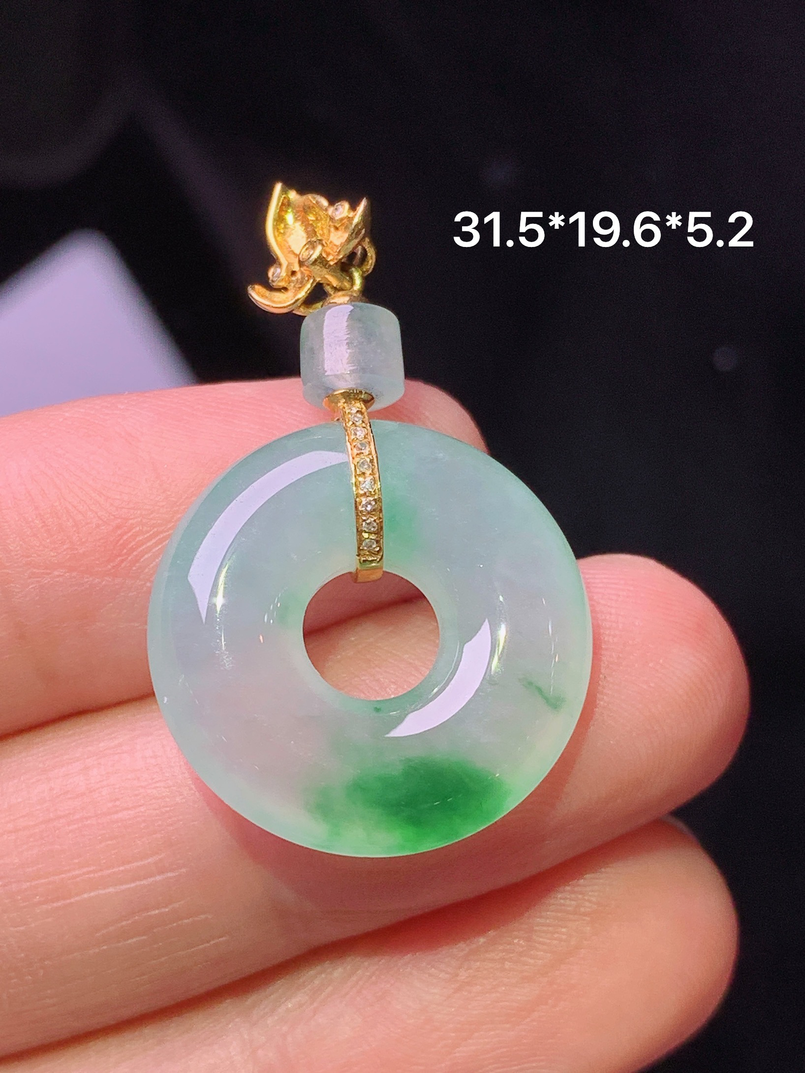18k金镶嵌飘绿平安环吊坠 玉质细腻 色泽艳丽清新 水润亮眼 整体尺寸31.5*19.6*5.2 m1