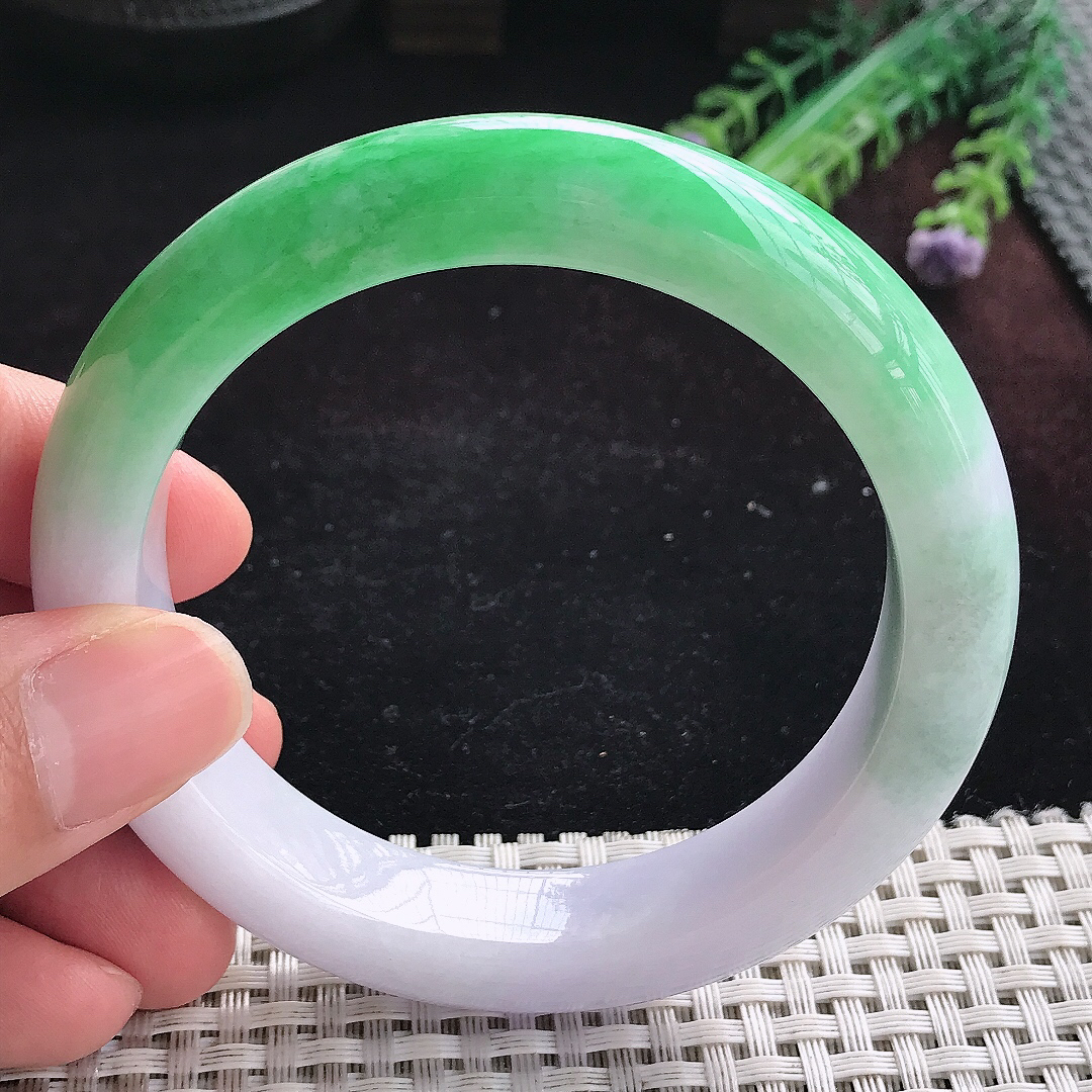 实拍A货翡翠59/13/9.6老坑精美辣阳绿手镯宽边玉镯平安镯百搭