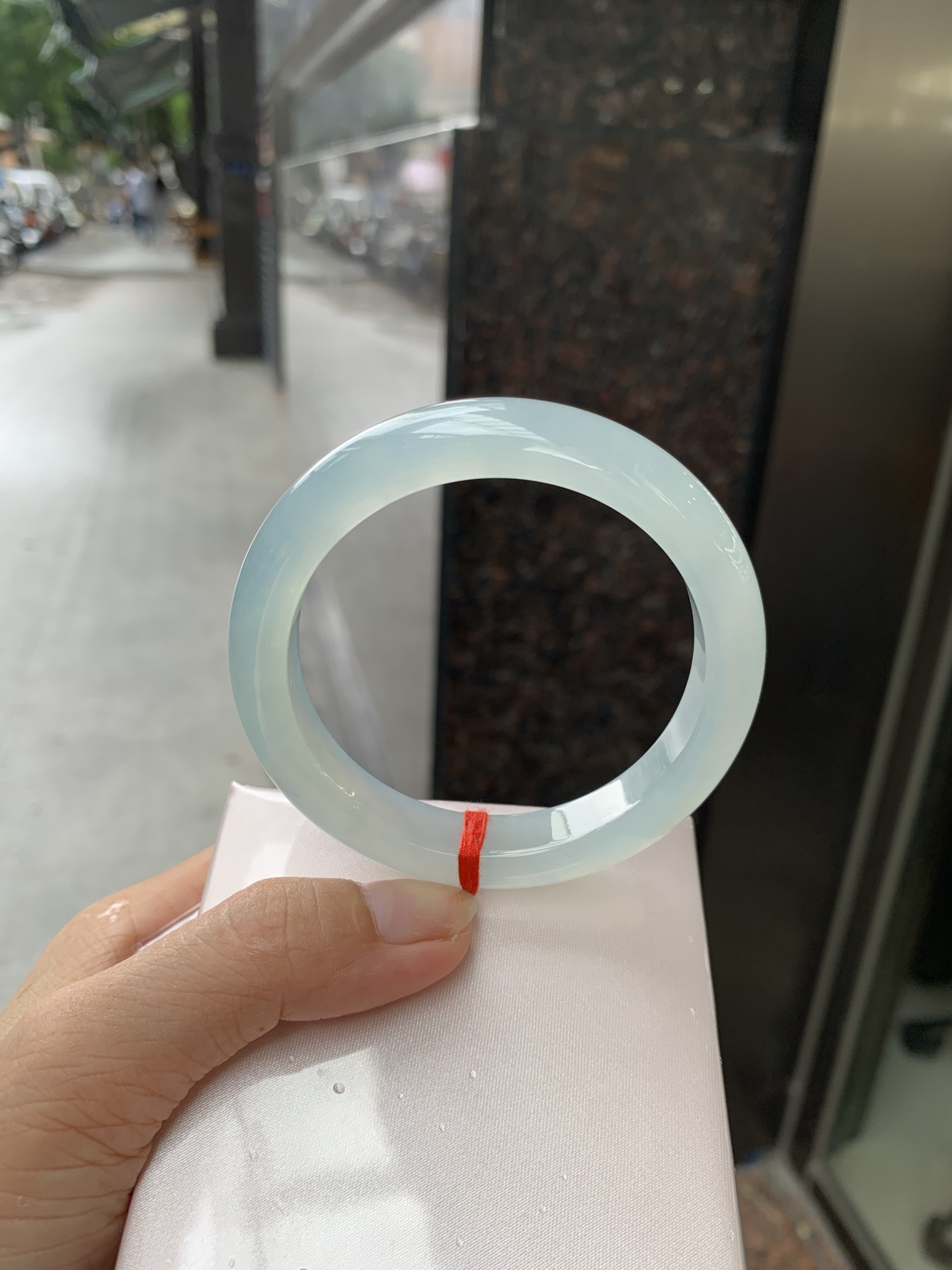 冰蓝正圈,56.3-8.1-10.9,0801-N1281-1,打灯细纹，底妆胶润细腻，千变万化的冰晴蓝底色，拥有海的颜色，却散发着星空的光芒，这是一只来自冰川蓝的清冷气质仙女镯。