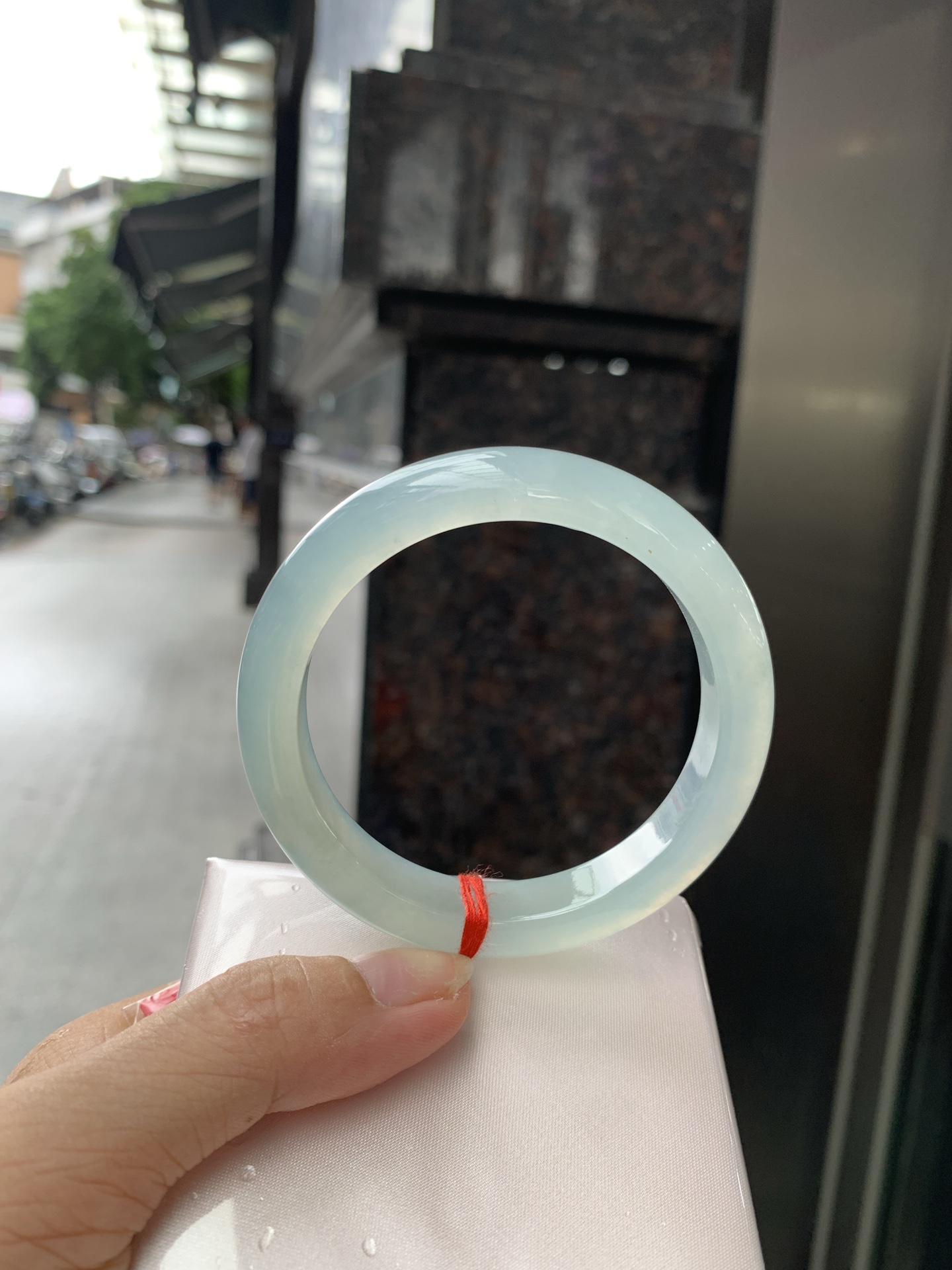 冰蓝飘花正圈, 0801-N1281-2, 无裂，底妆冰润细腻，碎花灵动像是被风吹散的蓝墨水，恰似春夜星河落入腕间🪸