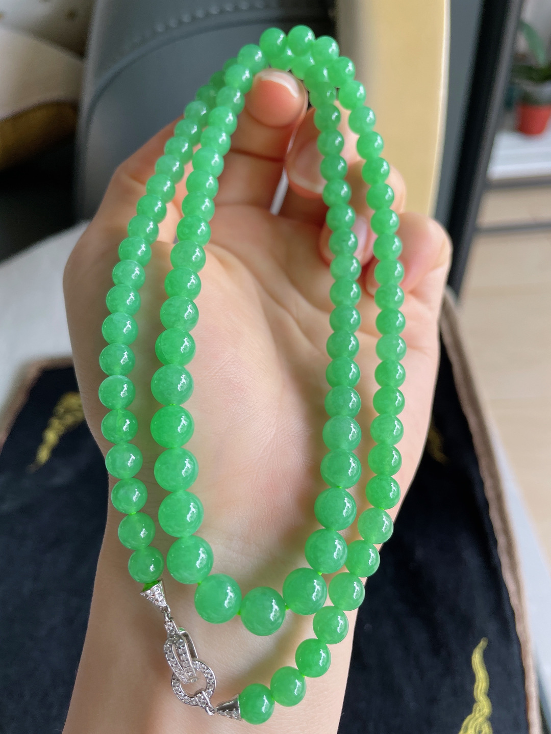 ️，缅甸天然翡翠A货，冰满绿珠链，尺寸：6.3-7.3mm90颗。【编1390】