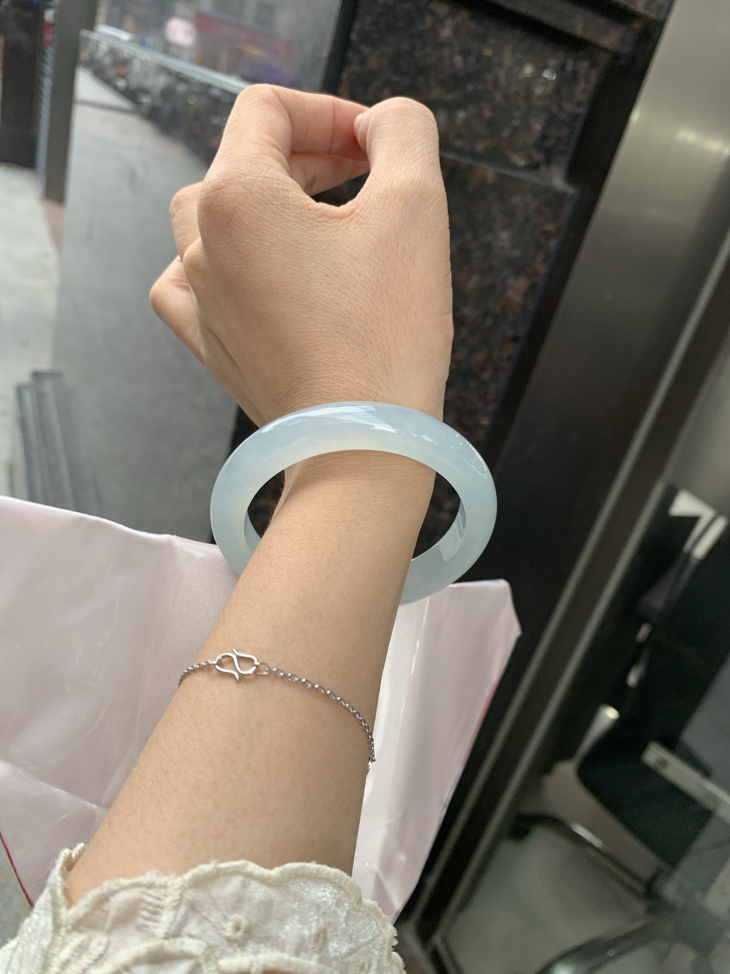 冰蓝正圈, 0801-N1281-4, 无裂，底妆胶润细腻，千变万化的冰晴蓝底色，拥有海的颜色，却散发着星空的光芒，这是一只来自冰川蓝的清冷气质仙女镯。