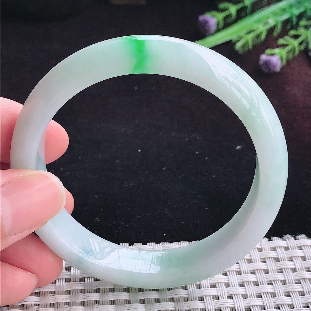 实拍A货翡翠56.5/13.3/8老坑精美温润飘阳绿手镯宽边玉镯平安镯百搭