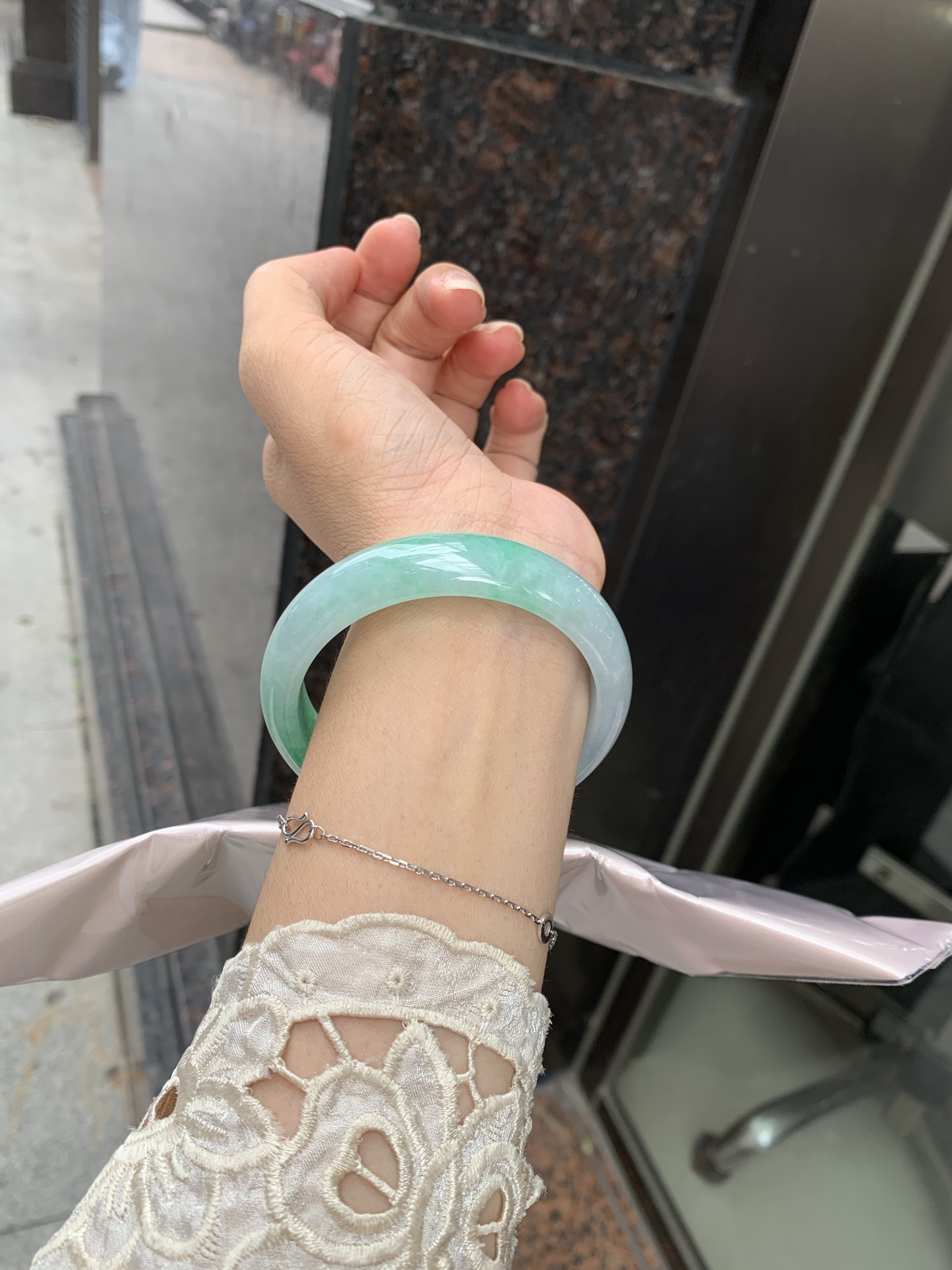 白底青宽版正圈, 打灯细纹，底妆水润，几抹绿花飘舞，清新动人，更显灵动，有生命力。