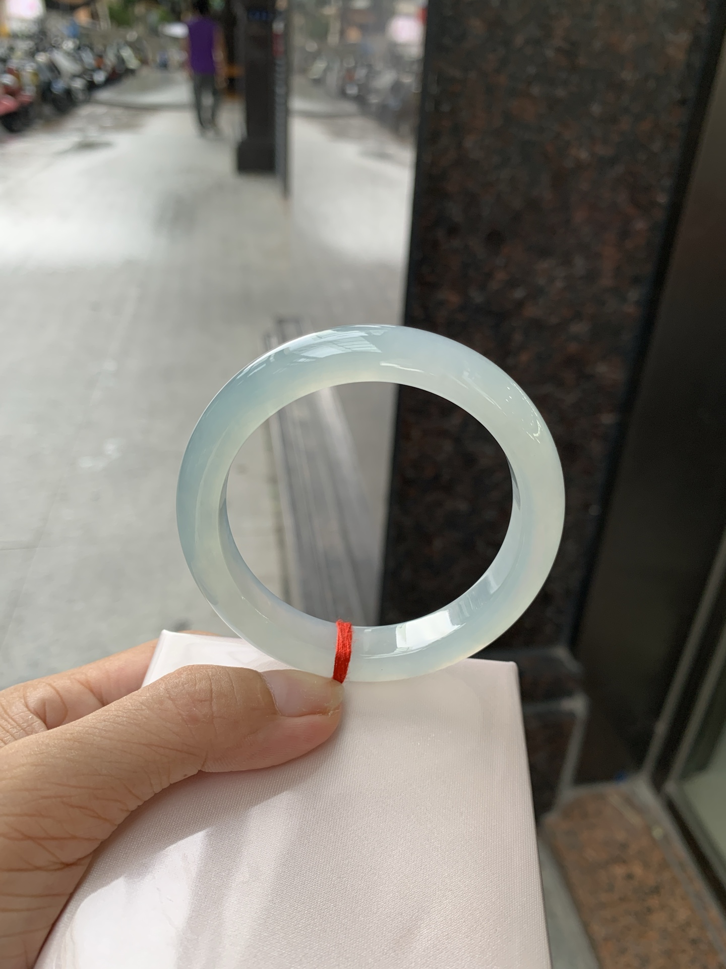 冰蓝正圈, 0801-N1281-4, 无裂，底妆胶润细腻，千变万化的冰晴蓝底色，拥有海的颜色，却散发着星空的光芒，这是一只来自冰川蓝的清冷气质仙女镯。