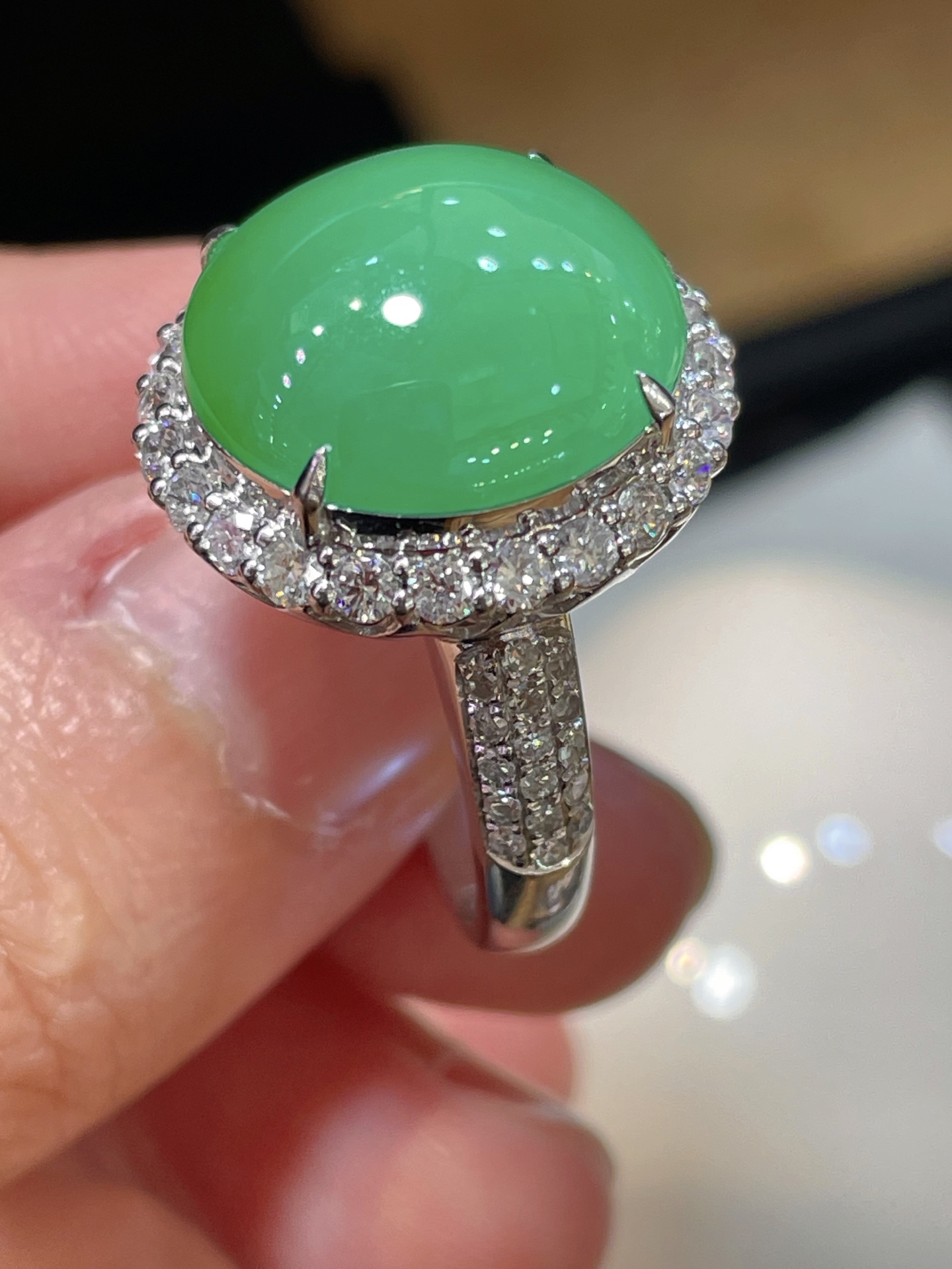性比高 翡翠蛋面戒指，形状饱满圆润 品相好 胶感十足，15.6-14.8-6.5
