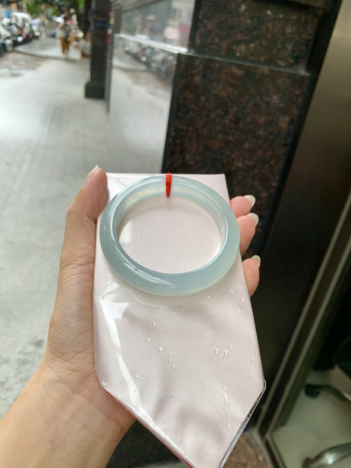 冰蓝正圈,56.3-8.1-10.9,0801-N1281-1,打灯细纹，底妆胶润细腻，千变万化的冰晴蓝底色，拥有海的颜色，却散发着星空的光芒，这是一只来自冰川蓝的清冷气质仙女镯。