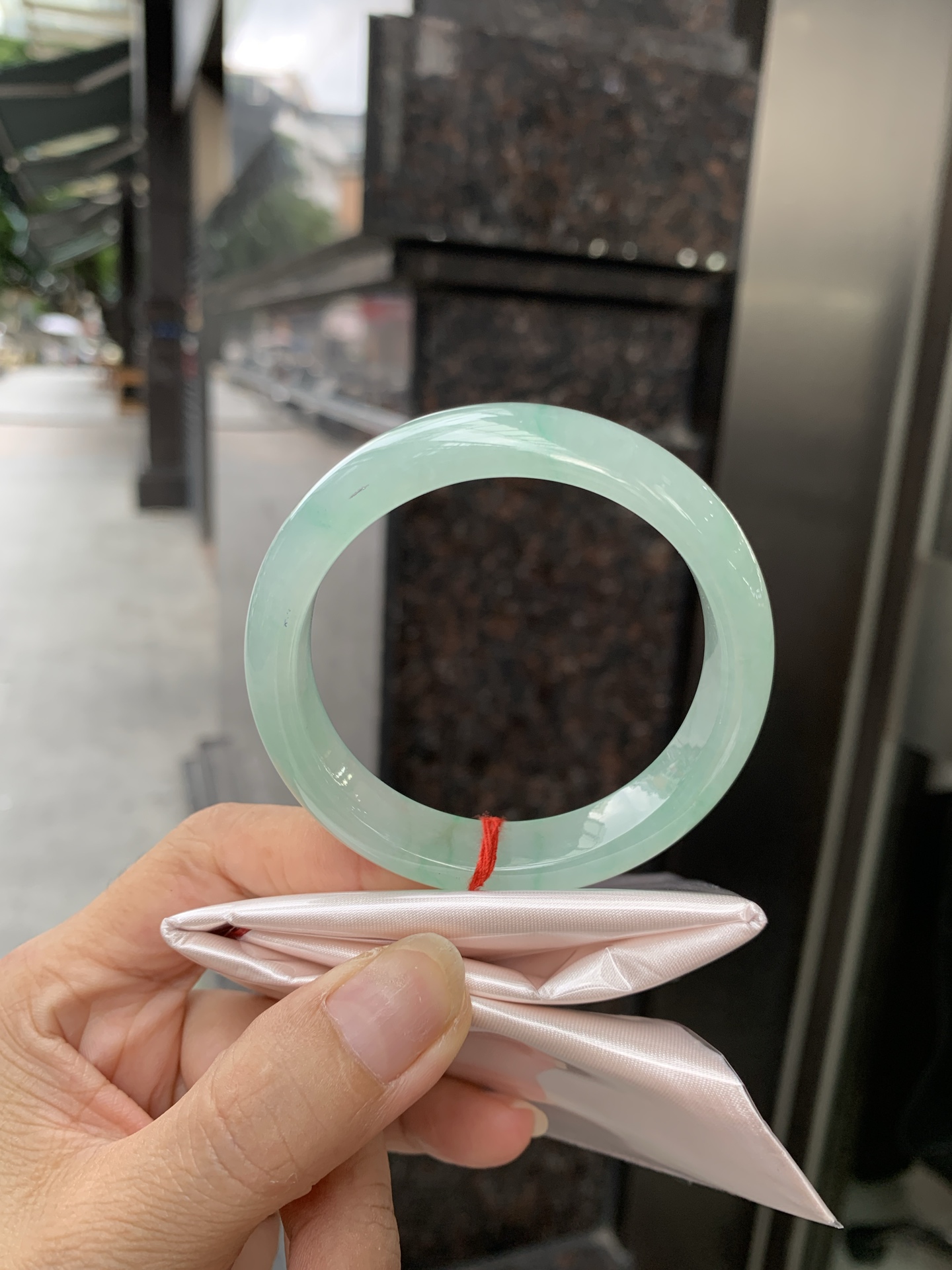 冰晴飘绿正圈,51.8-7.1-12,0801-SJ-131,无裂,底妆水润细腻，满圈晴绿底色飘绿花，鲜艳得像新冒头的嫩芽，灵动清新，即柔和又充满生机