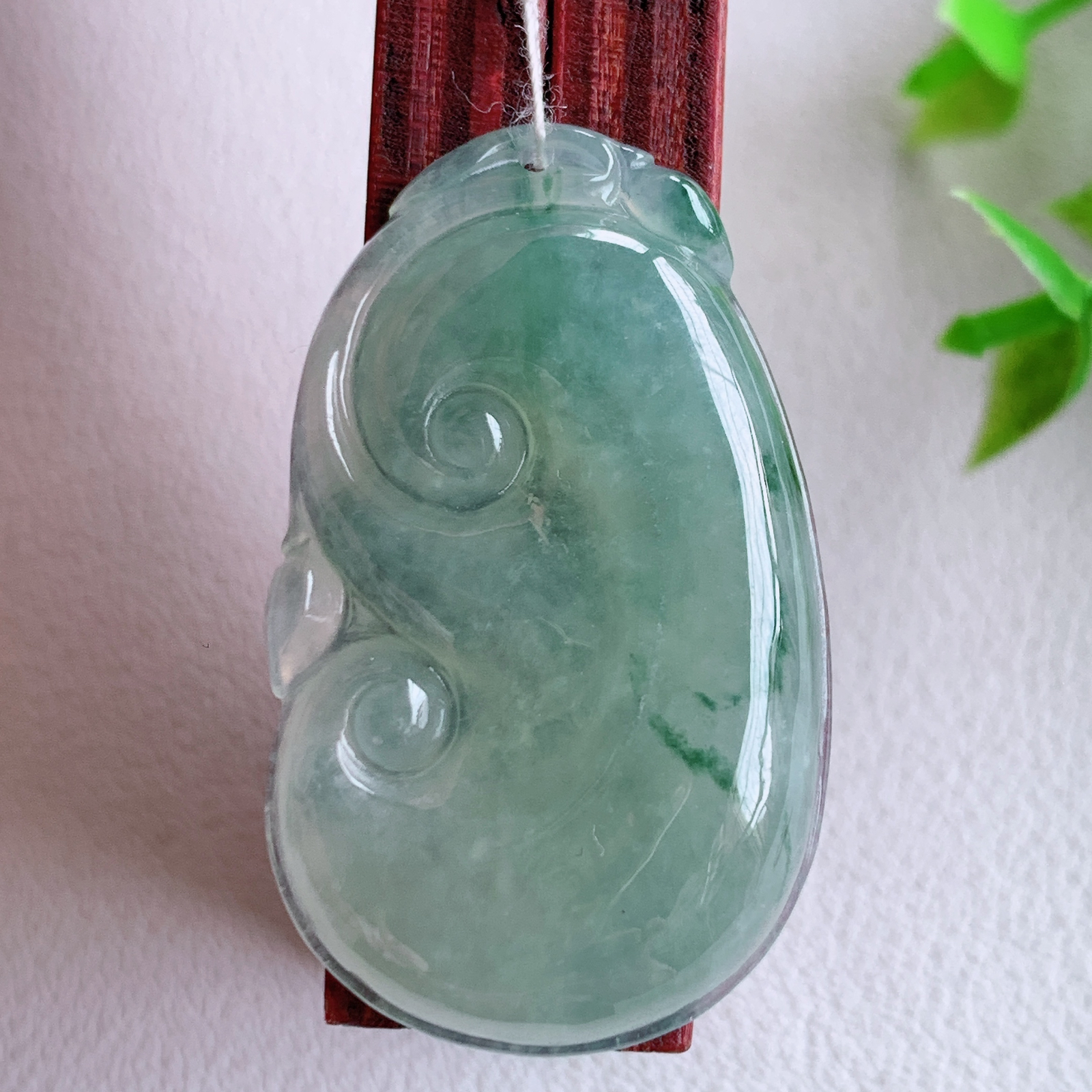冰润飘花吉祥如意翡翠吊坠  寓意“万事如意，吉祥如意,福寿绵长 心想事成”饱满大气，通透水润  W415.31  尺寸：36.5-22-6mm