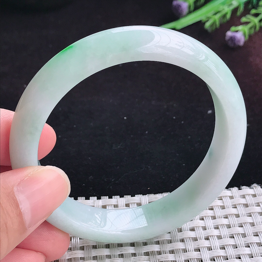 实拍A货翡翠56.5/13.3/8老坑精美温润飘阳绿手镯宽边玉镯平安镯百搭