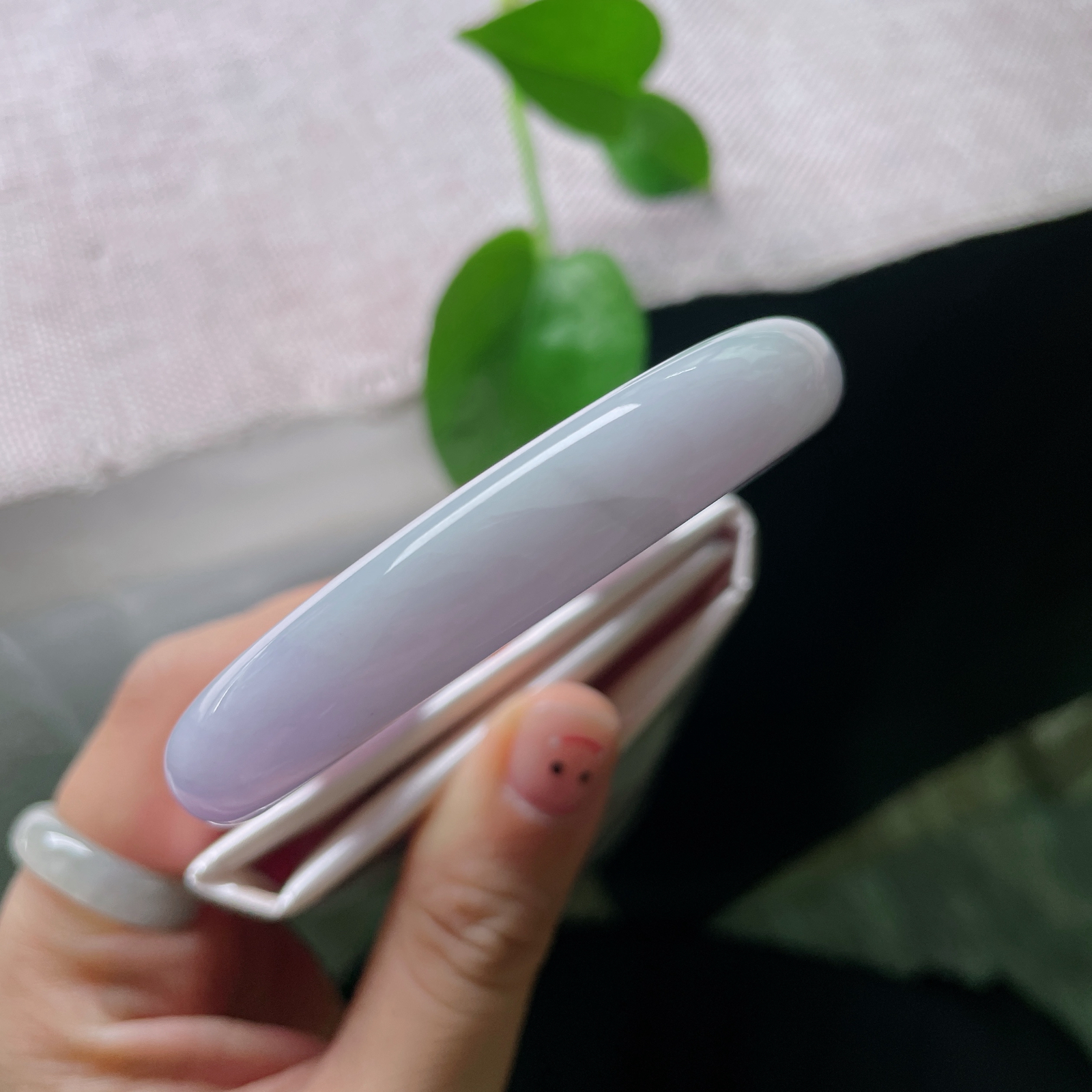 56/11.1/8.4，紫罗兰正圈，像是把暮色揉碎了，戴在手上，连心跳都变温柔。皮纹，ss56870a