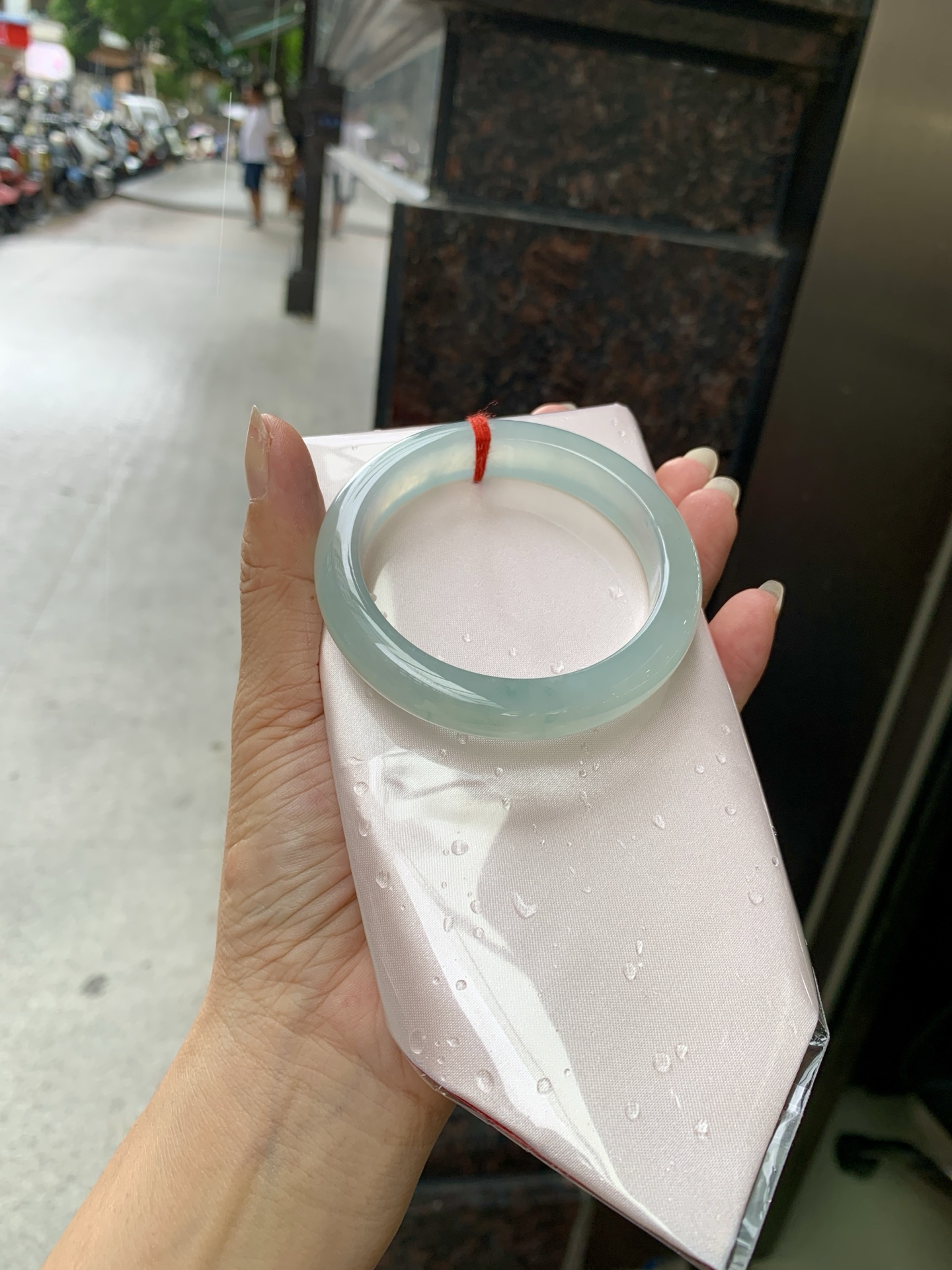 冰蓝飘花正圈, 0801-N1281-2, 无裂，底妆冰润细腻，碎花灵动像是被风吹散的蓝墨水，恰似春夜星河落入腕间🪸
