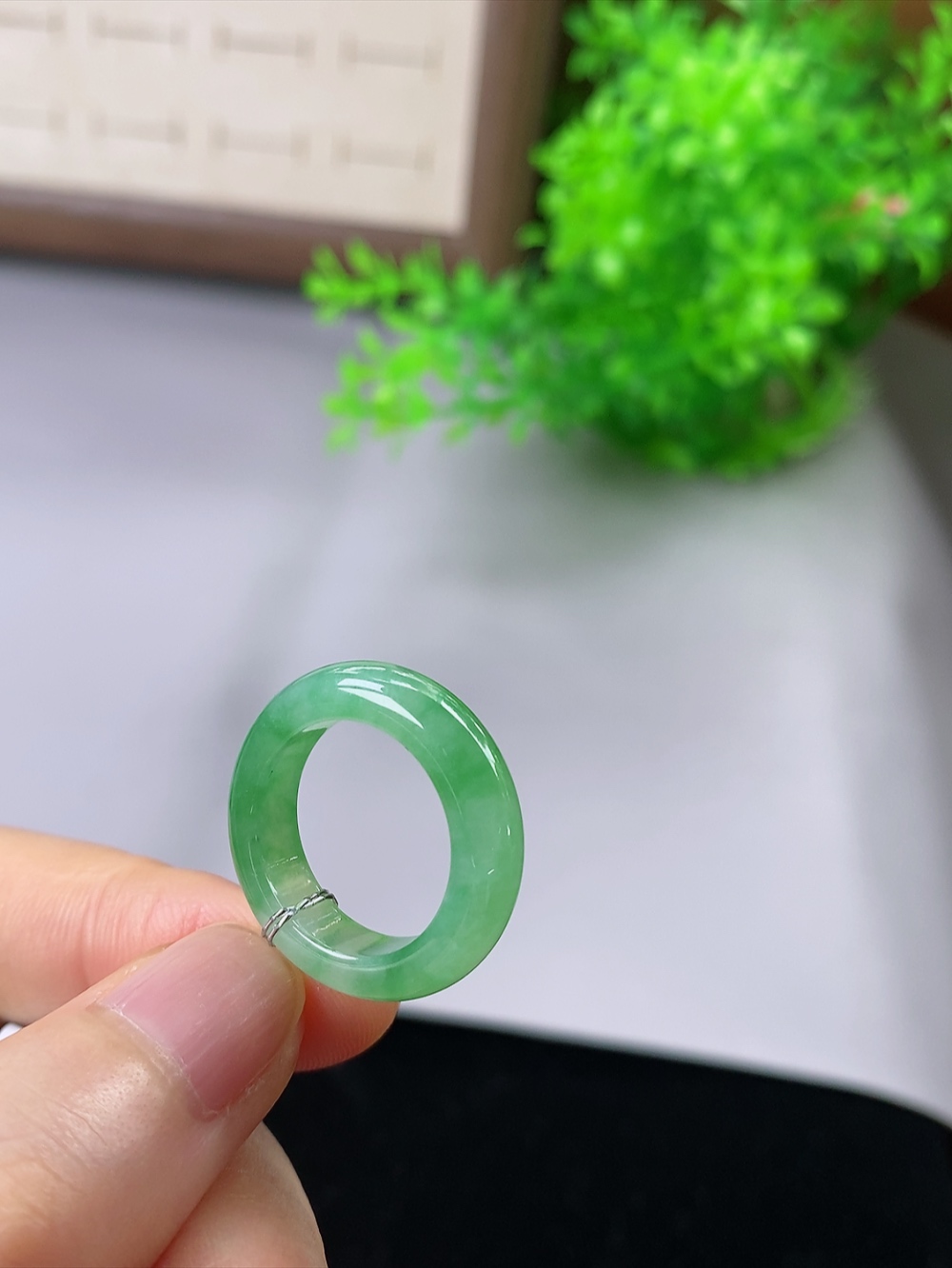 冰飘绿戒指，无裂，内径尺寸16.2-5.3-3.8mm,11号手寸，731tggx