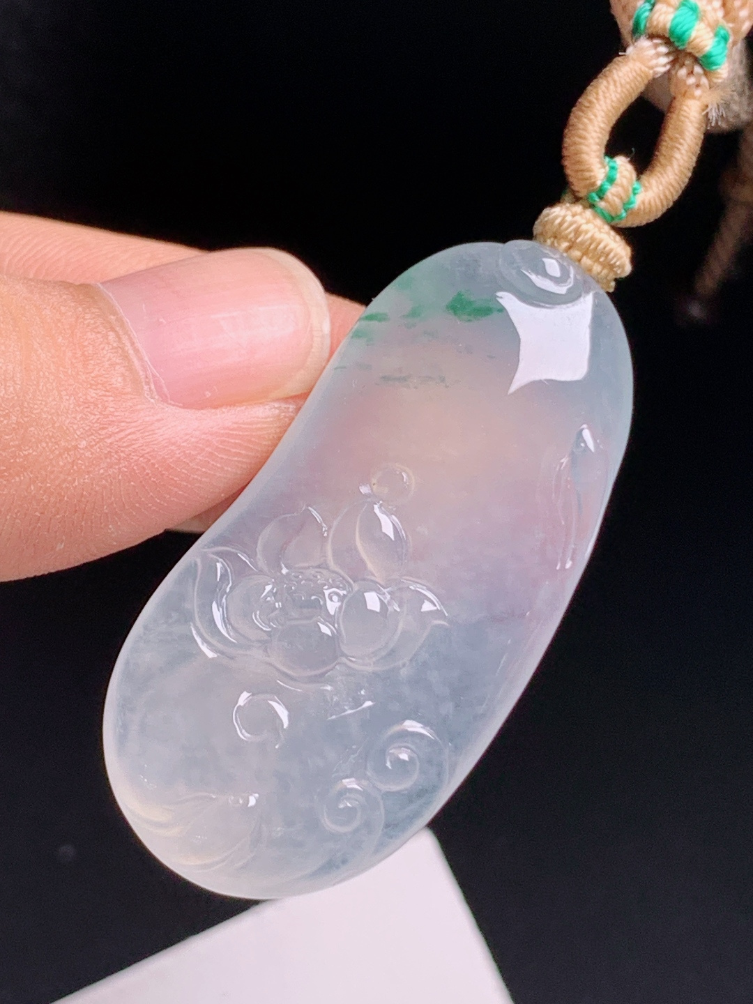 高冰飘花荷花吊坠，雕工灵动花色飘逸，清雅脱俗禅意悠然