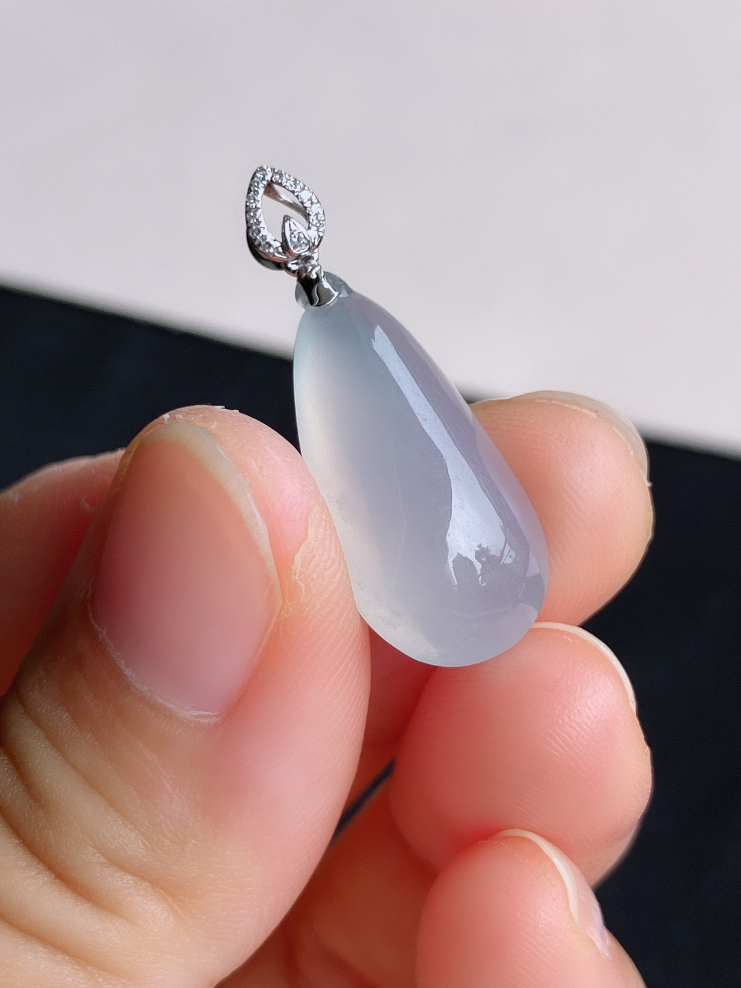 白冰水滴吊坠，简约时尚，尺寸28.8/21.6/11.3/6.8/自然光实拍