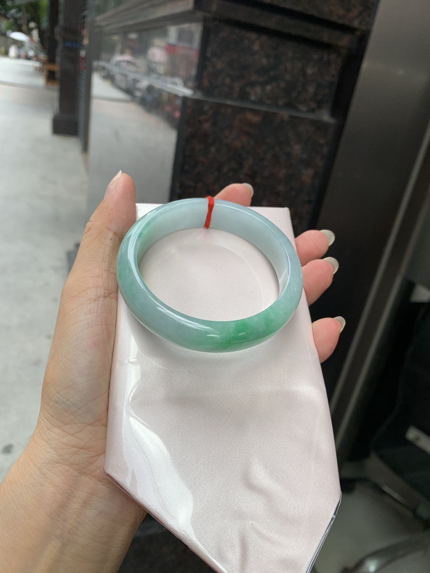 白底青宽版正圈, 打灯细纹，底妆水润，几抹绿花飘舞，清新动人，更显灵动，有生命力。